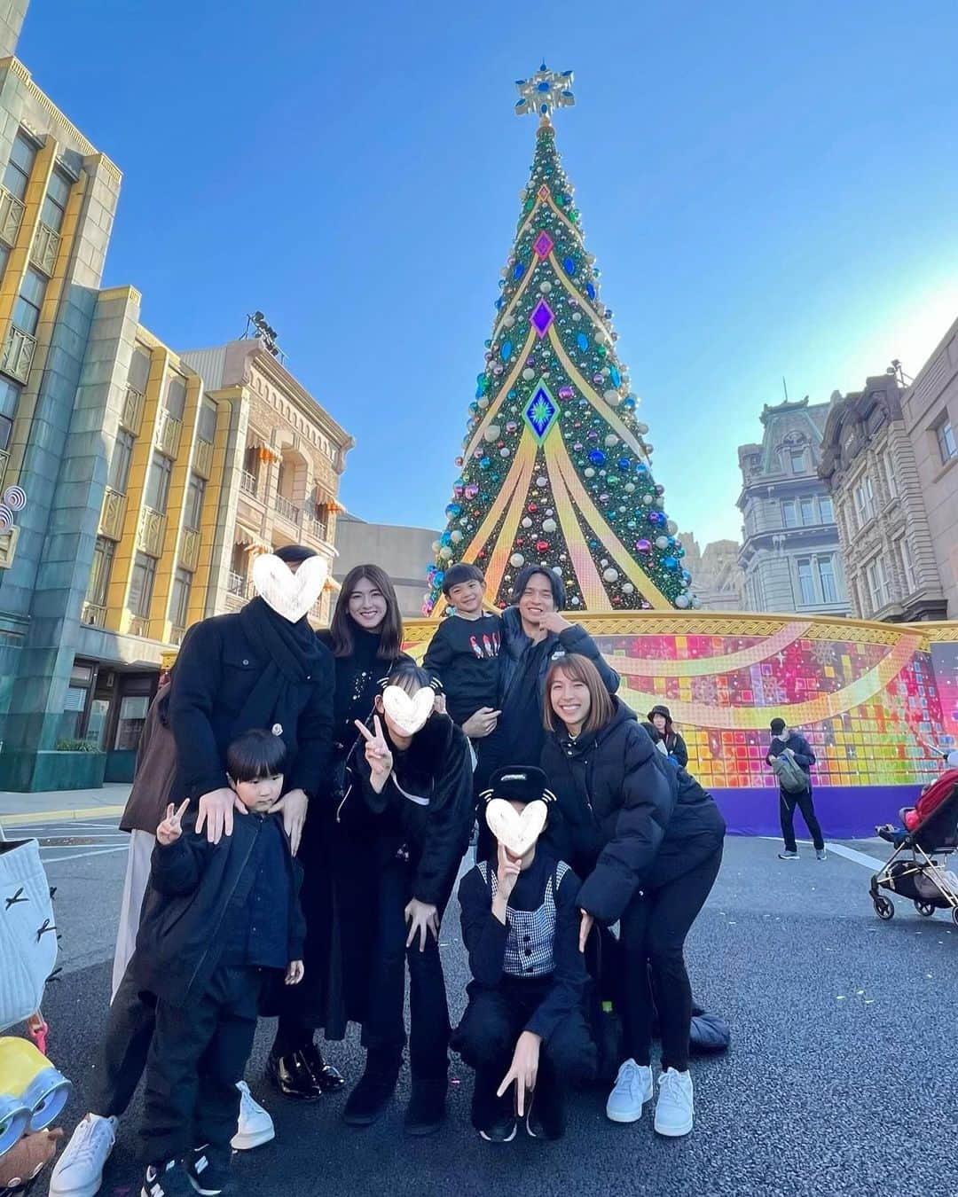 井上麻衣さんのインスタグラム写真 - (井上麻衣Instagram)「とある休日、、、、  @erika__kuno , @yuji_masuda_coach Familyと 念願のユニバに行ってきたーっ🌏💕 パークはハロウィン🎃からすっかりX'mas🎄ムードいっぱいで 子供たちより私たちの方がテンション上がってましたね😍  やっぱりUSJは大人数が楽しい☺️♪ ブラックコーデが映えてました🖤  また行こうねーっ👏  . . . . #usj#family#holiday  #ユニバ#ユニバーサルスタジオジャパン#universalstudiosjapan  #家族コーデ#子供のいる暮らし#女の子ママ#男の子ママ #ママコーデ#ブラックコーデ#ママ友#4児の母#4児のママ」12月1日 14時54分 - mai_inoue