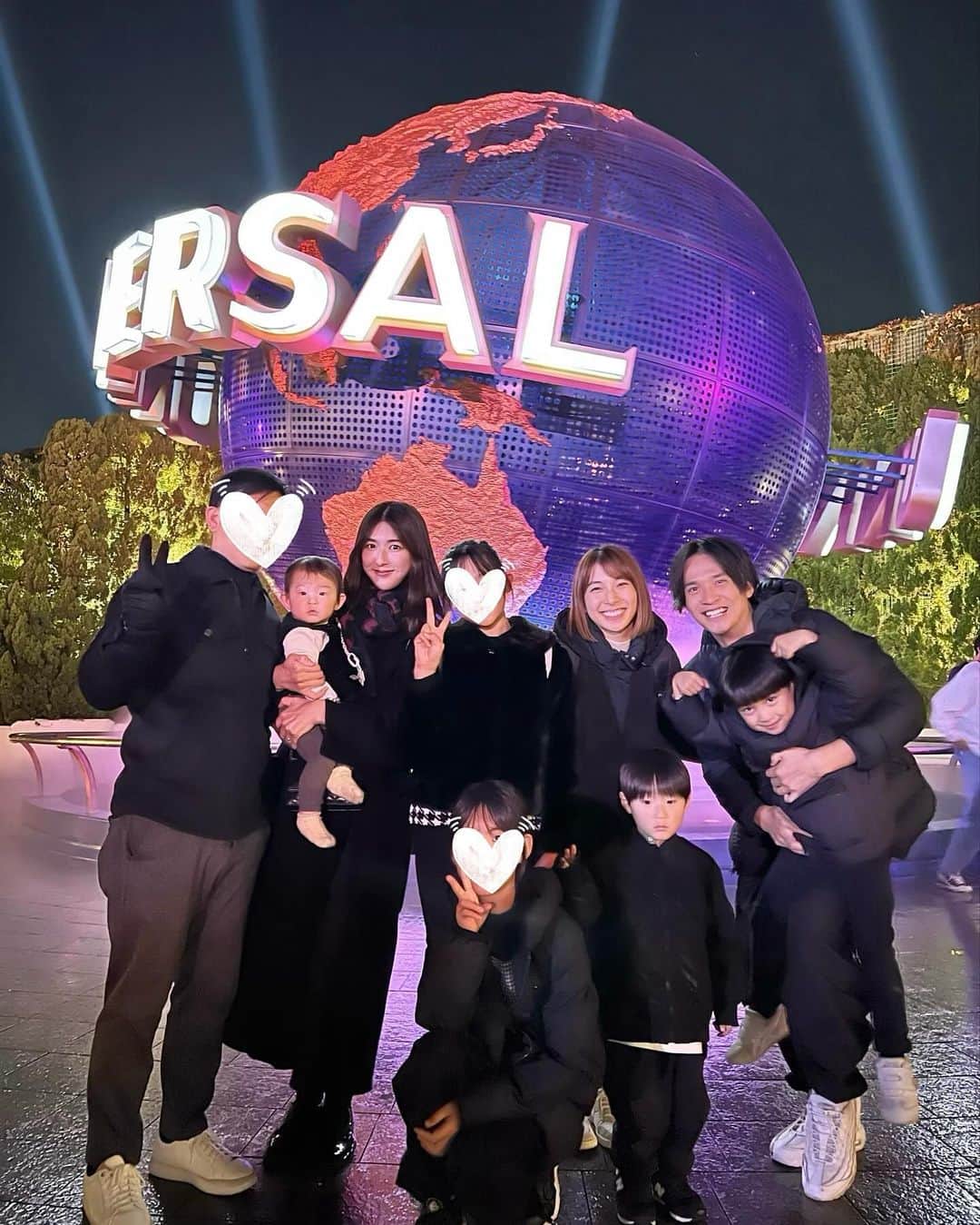 井上麻衣さんのインスタグラム写真 - (井上麻衣Instagram)「とある休日、、、、  @erika__kuno , @yuji_masuda_coach Familyと 念願のユニバに行ってきたーっ🌏💕 パークはハロウィン🎃からすっかりX'mas🎄ムードいっぱいで 子供たちより私たちの方がテンション上がってましたね😍  やっぱりUSJは大人数が楽しい☺️♪ ブラックコーデが映えてました🖤  また行こうねーっ👏  . . . . #usj#family#holiday  #ユニバ#ユニバーサルスタジオジャパン#universalstudiosjapan  #家族コーデ#子供のいる暮らし#女の子ママ#男の子ママ #ママコーデ#ブラックコーデ#ママ友#4児の母#4児のママ」12月1日 14時54分 - mai_inoue