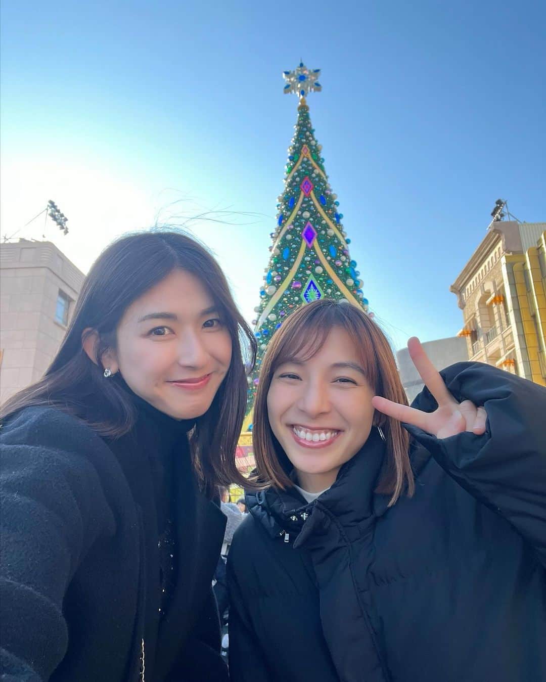 井上麻衣さんのインスタグラム写真 - (井上麻衣Instagram)「とある休日、、、、  @erika__kuno , @yuji_masuda_coach Familyと 念願のユニバに行ってきたーっ🌏💕 パークはハロウィン🎃からすっかりX'mas🎄ムードいっぱいで 子供たちより私たちの方がテンション上がってましたね😍  やっぱりUSJは大人数が楽しい☺️♪ ブラックコーデが映えてました🖤  また行こうねーっ👏  . . . . #usj#family#holiday  #ユニバ#ユニバーサルスタジオジャパン#universalstudiosjapan  #家族コーデ#子供のいる暮らし#女の子ママ#男の子ママ #ママコーデ#ブラックコーデ#ママ友#4児の母#4児のママ」12月1日 14時54分 - mai_inoue