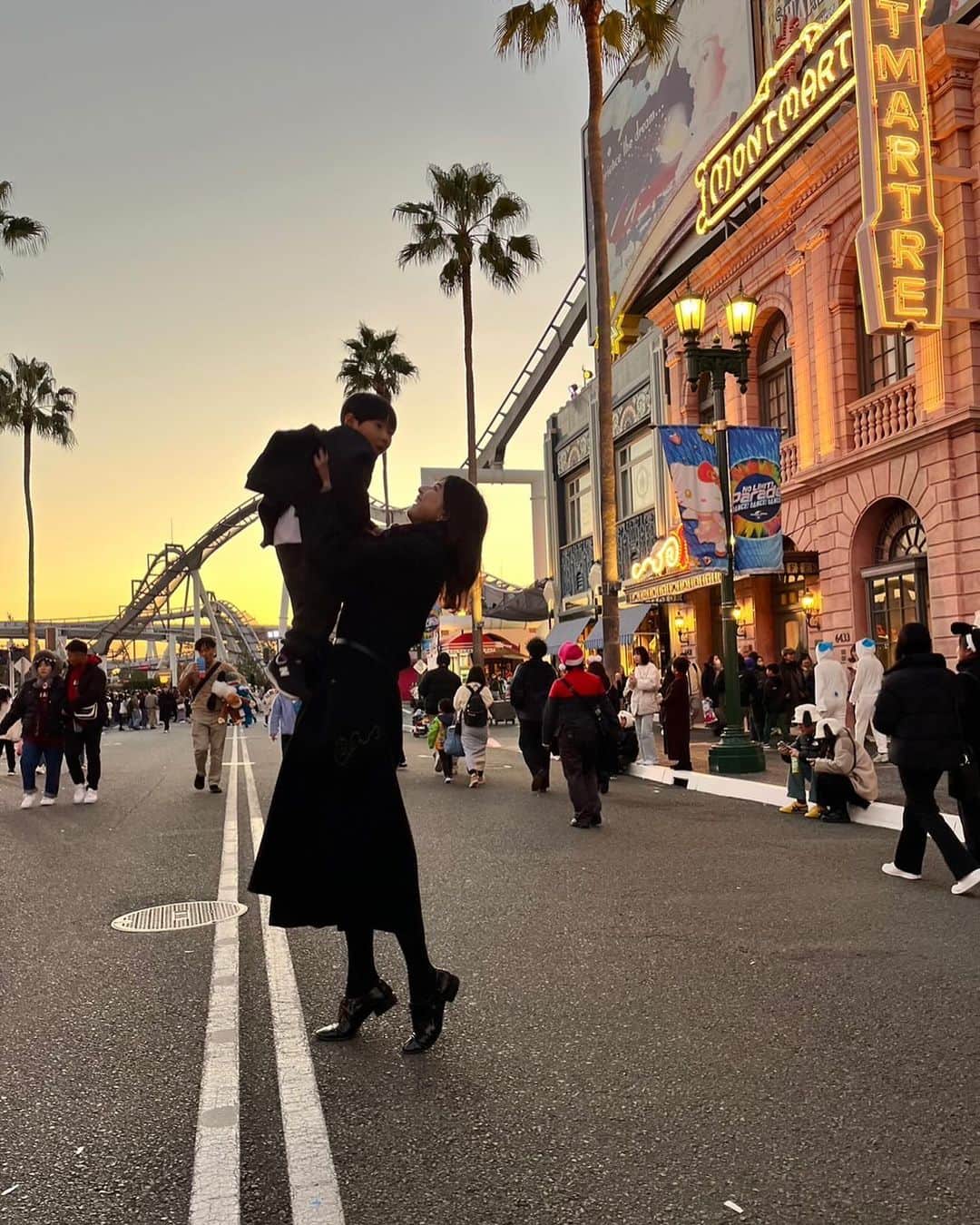 井上麻衣さんのインスタグラム写真 - (井上麻衣Instagram)「とある休日、、、、  @erika__kuno , @yuji_masuda_coach Familyと 念願のユニバに行ってきたーっ🌏💕 パークはハロウィン🎃からすっかりX'mas🎄ムードいっぱいで 子供たちより私たちの方がテンション上がってましたね😍  やっぱりUSJは大人数が楽しい☺️♪ ブラックコーデが映えてました🖤  また行こうねーっ👏  . . . . #usj#family#holiday  #ユニバ#ユニバーサルスタジオジャパン#universalstudiosjapan  #家族コーデ#子供のいる暮らし#女の子ママ#男の子ママ #ママコーデ#ブラックコーデ#ママ友#4児の母#4児のママ」12月1日 14時54分 - mai_inoue