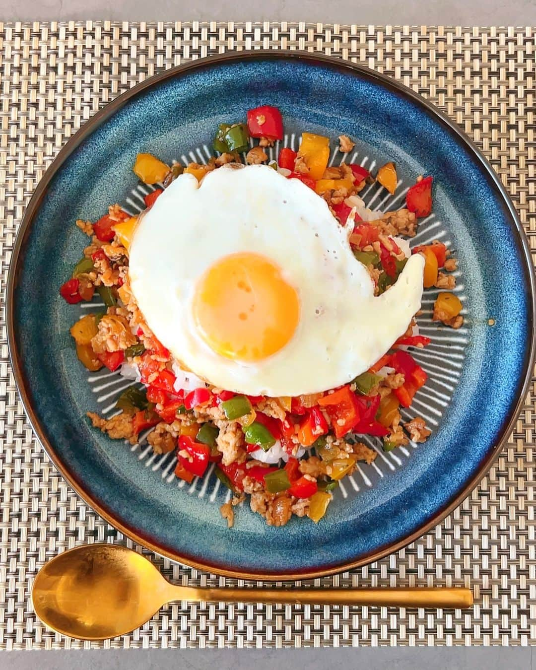 佐藤詩織のインスタグラム：「ハマったらそればっか作って食べる癖があります🌞ガパオです、簡単につくれておいしんだー！ インスタ頑張るって言った矢先、タマゴの白身がヘソ曲げたかたち。  #料理 #ガパオライス #クッキングラム #cooking」