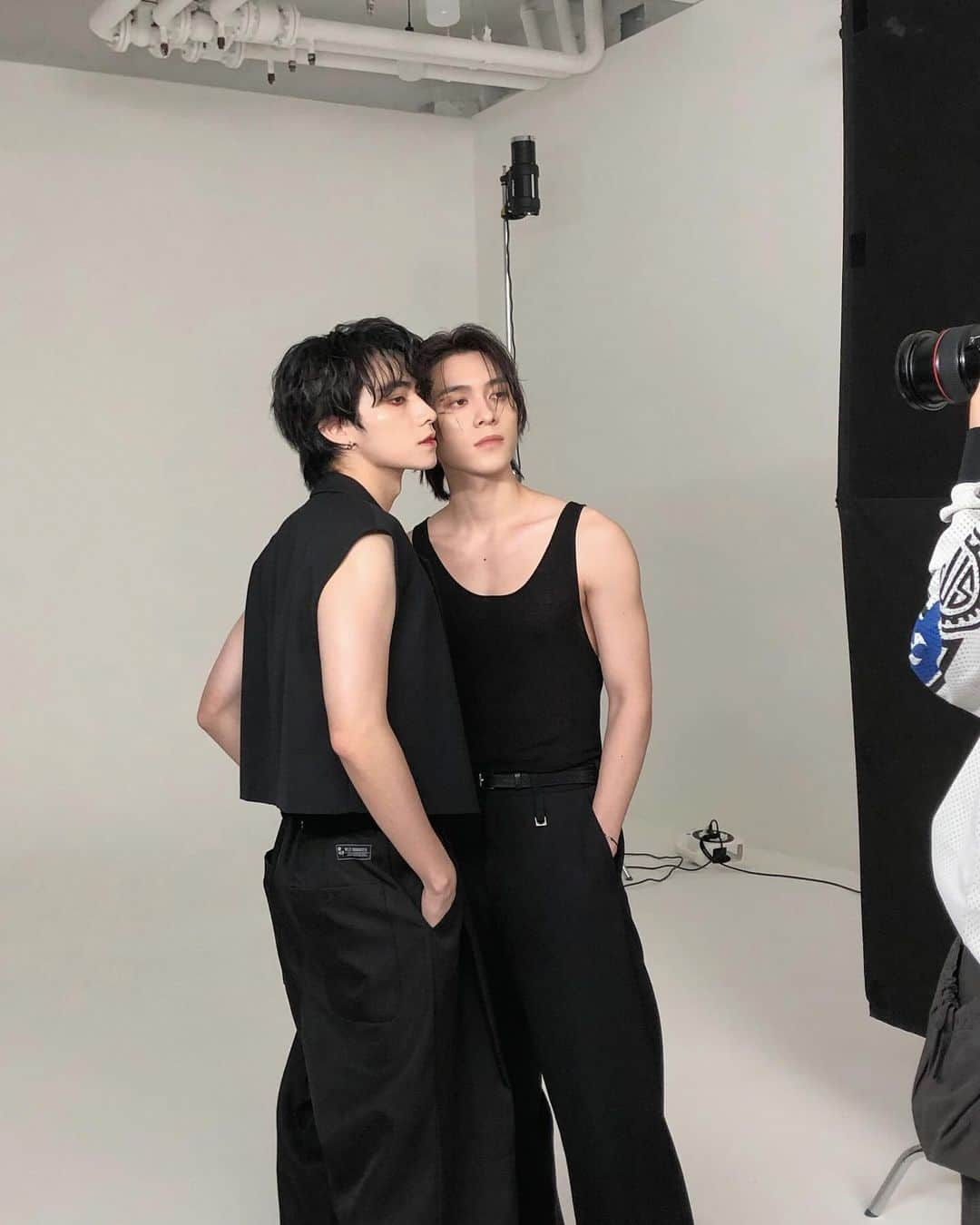 Way Vさんのインスタグラム写真 - (Way VInstagram)「🦕🦄Feeling each other's breath...🌬😐  #XIAOJUN #肖俊 #샤오쥔 #HENDERY #黄冠亨 #헨드리  #WayV #威神V  #OnMyYouth #遗憾效应 #WayV_OnMyYouth  #WayV_OnMyYouth_遗憾效应」12月1日 15時07分 - wayvofficial