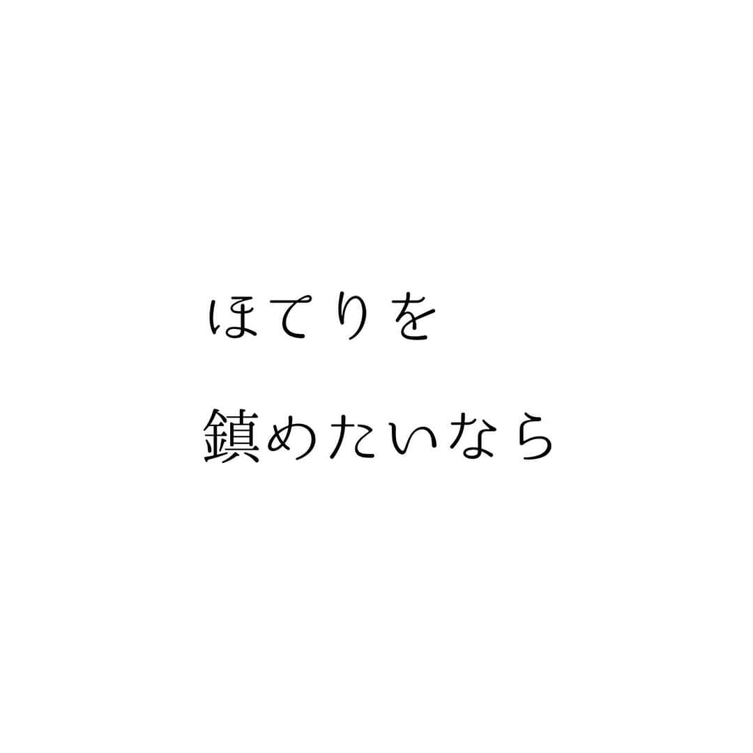 堀ママさんのインスタグラム写真 - (堀ママInstagram)「寒くなって 冷やされてるはずなのに ほてりの症状がひどくなる人 意外と多いのよね  これって下半身の冷えが原因なの 漢方では下半身の腎の位置に 生命の火があるんだけど その火は下半身が冷えると 居心地が悪くなって 上へ上へと昇っていくのよ  そのせいで 上半身が熱くなるの  更年期のホットフラッシュに限らず 下半身は冷えて 上半身が熱くなる 【冷えのぼせ】って意外と多いわ  いわゆる初期老化の症状でもあって 生命の火が削られて 若さの消耗にもつながる ケースもあるのよねー  しっかり下半身を温めて 上の方にさまよいでた生命の火を 下に呼び戻してちょうだいね  冷えのぼせの症状改善 =アンチエイジングよ うふふ  #冷えのぼせ #冷え性 #冷え #のぼせ #ホットフラッシュ #老化 #更年期 #漢方 #薬膳   #大丈夫」12月1日 14時59分 - hori_mama_