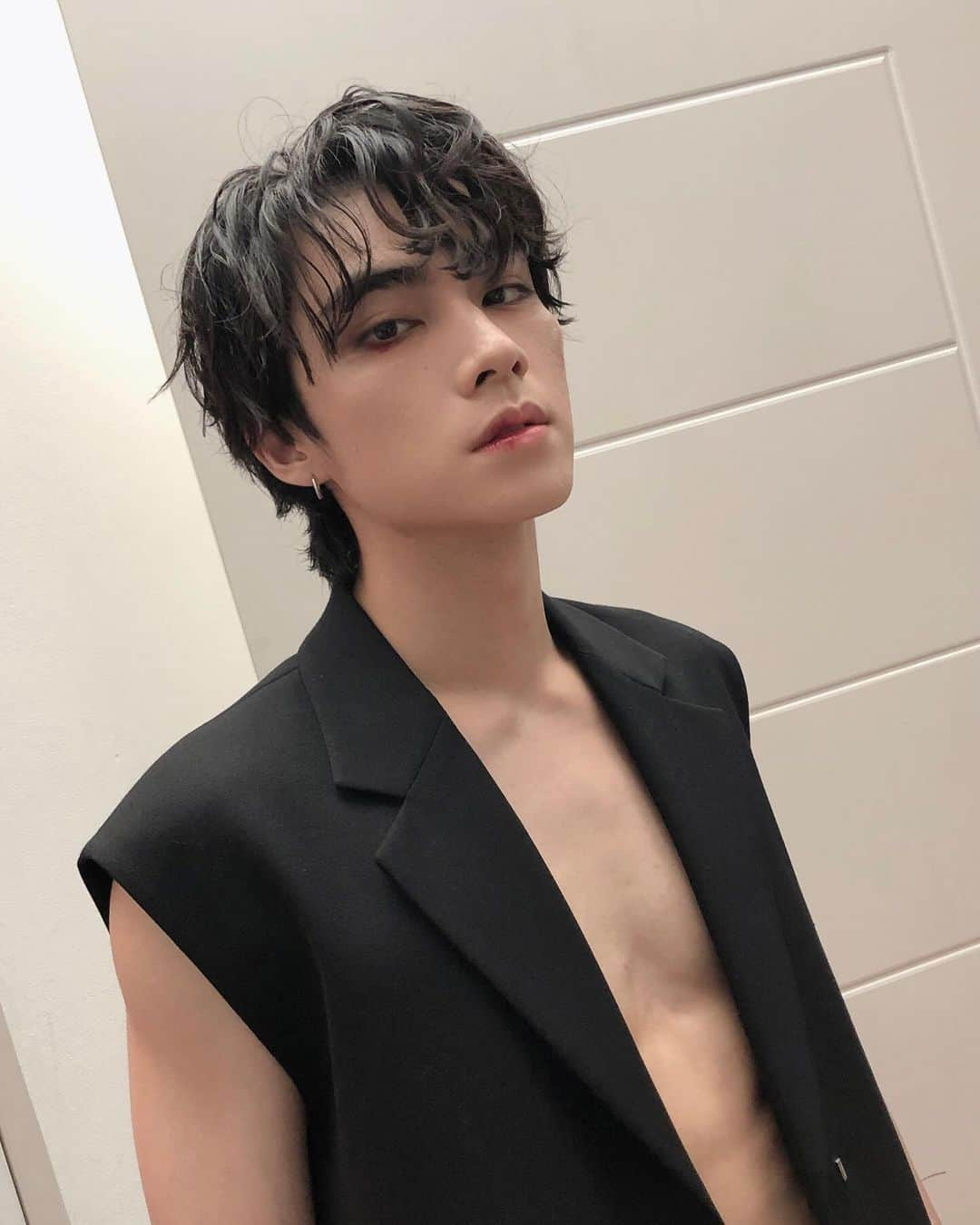 Way Vさんのインスタグラム写真 - (Way VInstagram)「🦕🛏Building Abs...  #XIAOJUN #肖俊 #샤오쥔 #WayV #威神V  #OnMyYouth #遗憾效应 #WayV_OnMyYouth  #WayV_OnMyYouth_遗憾效应」12月1日 15時03分 - wayvofficial