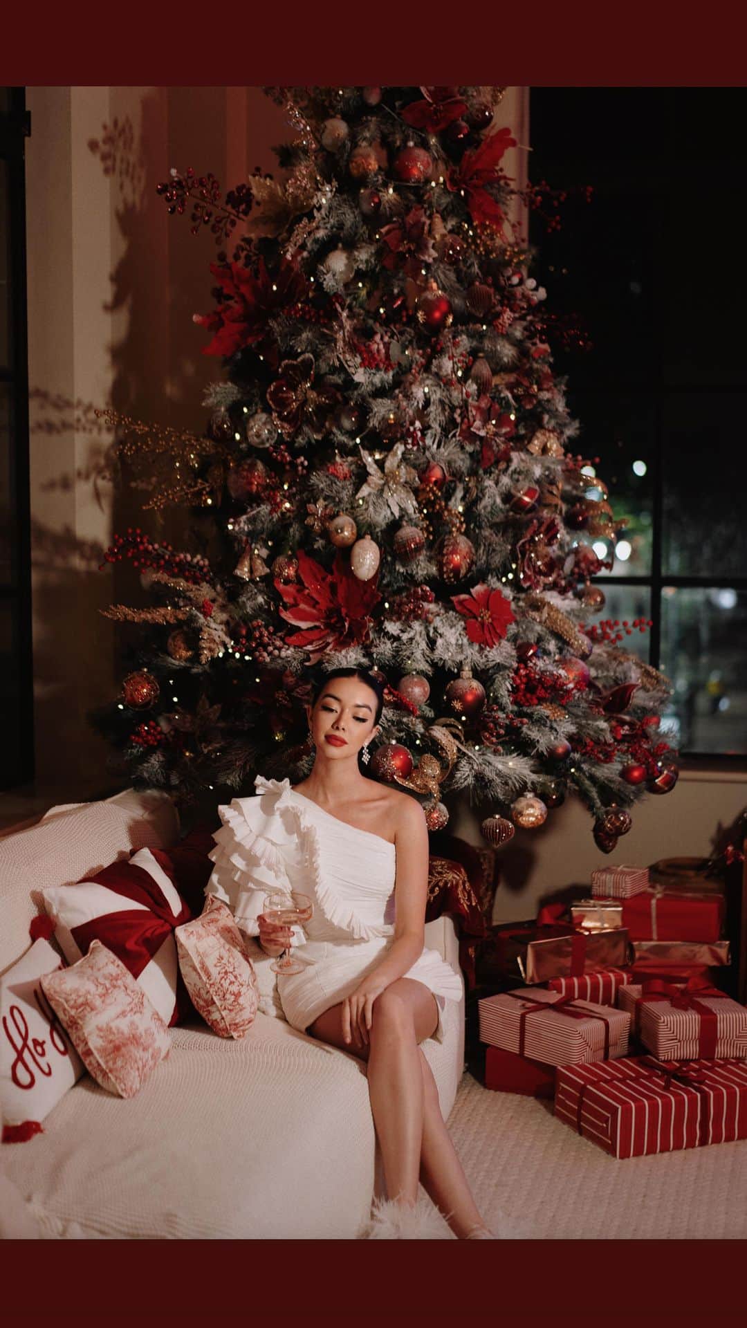 タラ・ミルクティーのインスタグラム：「December has officially arrived and so has my tree! What do we think of this year’s colour scheme? 🎄 Putting up the tree is one of the best ways to get into the holiday spirit. Adorned with all the best from @davidjonesstore, of course!」