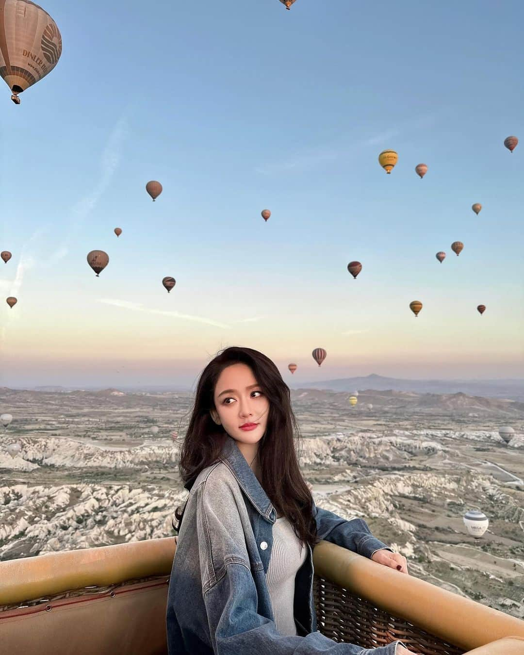 ジョー・チェン（Joe Chen）さんのインスタグラム写真 - (ジョー・チェン（Joe Chen）Instagram)「🌄 熱氣球上的日出～💖 人家：哇～好浪漫啊 Me os:好高啊。。。 但無論如何我拍照的臉心無波瀾 熱氣球上的優雅還是得hold住的 🧏‍♀️ #holledecember☃️❄️ #joe在旅行」12月1日 15時14分 - iam_joechen