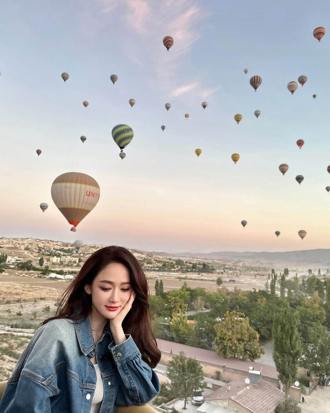 ジョー・チェン（Joe Chen）さんのインスタグラム写真 - (ジョー・チェン（Joe Chen）Instagram)「🌄 熱氣球上的日出～💖 人家：哇～好浪漫啊 Me os:好高啊。。。 但無論如何我拍照的臉心無波瀾 熱氣球上的優雅還是得hold住的 🧏‍♀️ #holledecember☃️❄️ #joe在旅行」12月1日 15時14分 - iam_joechen