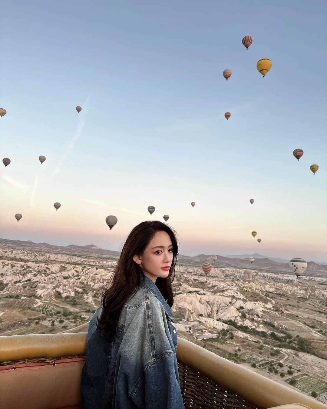 ジョー・チェン（Joe Chen）のインスタグラム：「🌄 熱氣球上的日出～💖 人家：哇～好浪漫啊 Me os:好高啊。。。 但無論如何我拍照的臉心無波瀾 熱氣球上的優雅還是得hold住的 🧏‍♀️ #holledecember☃️❄️ #joe在旅行」