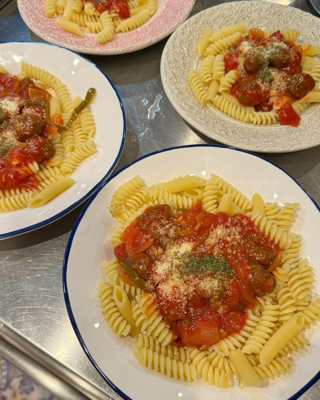 木村祐一のインスタグラム：「フジッリで、ナポリタン。マッシュルームサラダ🥗と。マッシュルームは生で食せます。 #いつぞやの #ナポリタン #フジッリ #マッシュルーム #子たち大喜び #かーちゃん大助かり #かーちゃんとは妻」