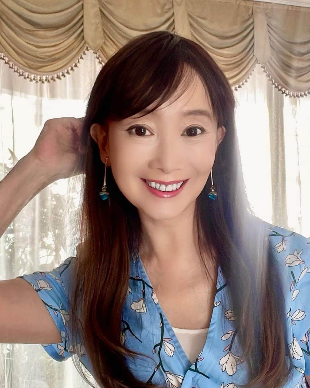 アグネス・チャンのインスタグラム：「Will be doing an interview about my new book. 「打動人心的50句箴言」。This book is also in Japanese. Grateful that the magazine takes an interest in my book!」