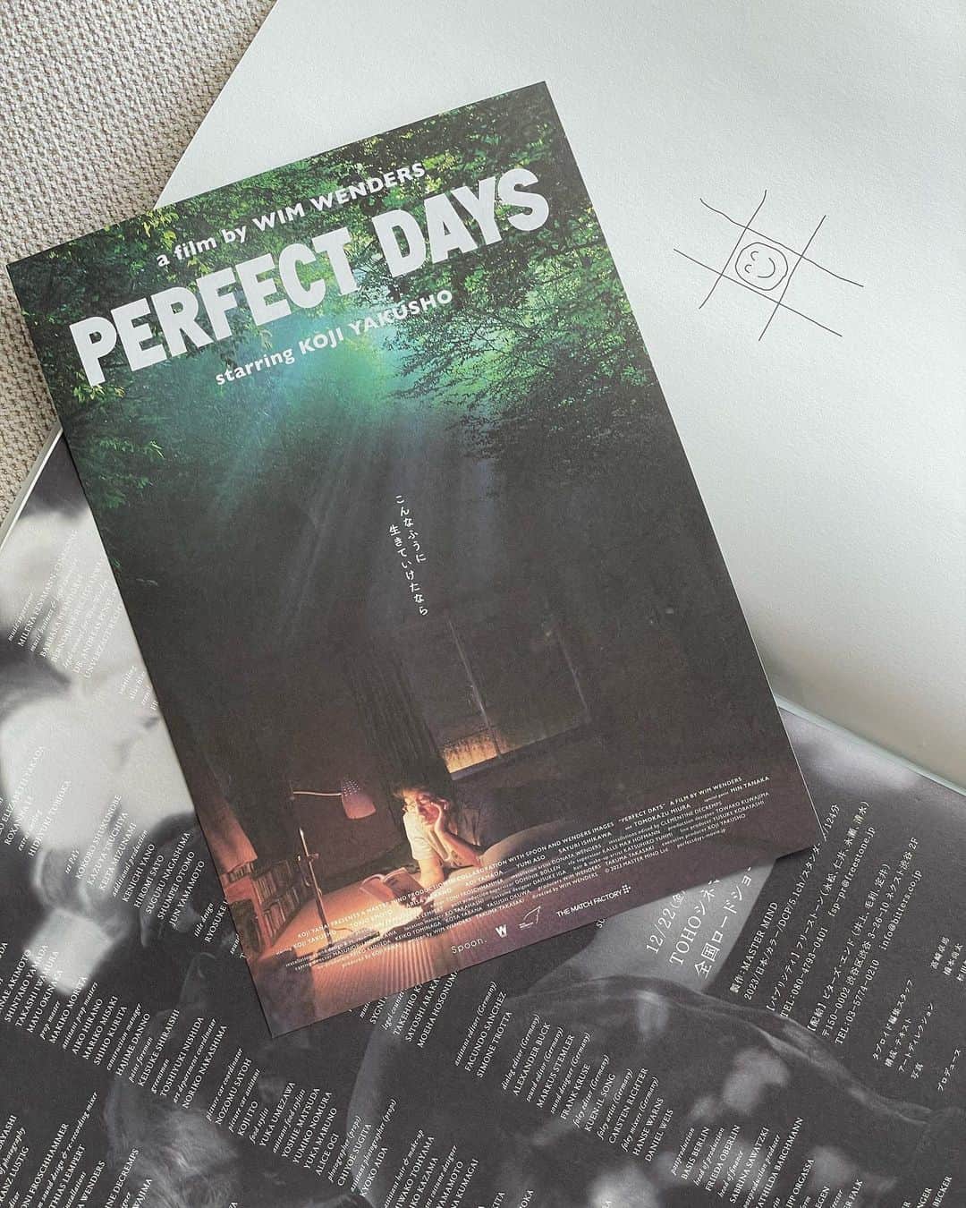 加藤るみさんのインスタグラム写真 - (加藤るみInstagram)「🎬こんなふうに生きていけたなら。  『PERFECT DAYS』試写。  12月に入って、2023の終わりまでまだ1ヵ月ありますが…。  迷いなく、今年のベスト。  人生の一本に出会えた。  なんて美しくカッコいい映画なんだろう。  こういう映画に出会うために、生きてんだよなぁ。  キャッチコピーの「こんなふうに生きていけたなら」。  この言葉ほど、この映画にぴったりなキャッチコピーはないのでは？  ドンズバである。  日常の尊さ、生きる美しさを感じると同時に、 日々、心が豊かになる瞬間を私はどれだけ見逃しているんだろうかと反省もした。  けれど、こんなにも清々しく呼吸が整った映画は初めてでした。  何といっても、主演の役所広司さんです。  私が語るなんて、おこがましい。 本当に素晴らしい、日本を代表する偉大な役者さんだと思います。大好きです。  ラストの役所広司さんの表情が頭から離れなくて、 思い出すだけで、何度も涙が込み上げてくる。  人生の悲喜を全て詰め込んだ、凄まじく複雑で、とびきり美しいシーンだった。  役所さんが演じた、東京都のトイレの清掃員平山さん。  無口だけど、ユーモラスで人が好きで優しい人。  死んだうちのおじいちゃんみたいで、それもまた泣けた。  思いが溢れて止まらない、私の中で特別な映画になりました。  (オンライン試写で見させてもらったんですが、あまりにも感動してしまい、 宣伝担当の方に、プレスシートを送っていただきました。ありがとうございます…。 映画のプレスシート、今までたくさん見てきましたが、これほどに豪華で、作品への愛が凝縮されているプレスシートは中々ないです。  今度、東京の公共トイレ巡り(ロケ地巡り)、したいなぁ。 平山さんに会えそうな気がするから。  ２枚目、柄本時生さん演じる若者の言葉より。 なんて人間臭い台詞なんだろうと。 平山さんの周りに生きる人々も、めちゃくちゃ"生きて"いたんだよなぁ。) 　  12/22より全国公開です。 ぜひ、劇場でご覧ください。  一年の終わりに、人生観が変わるような一本。 心からオススメです。  @bitters_end  #perfectdays  #パーフェクトデイズ  #役所広司 さん #ヴィムヴェンダース  #映画 #映画好き」12月1日 15時27分 - rumicinema