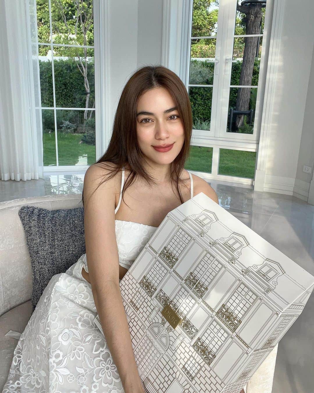 キンバリー・アン・ウォーテマス・ティアムシリのインスタグラム：「Countdown to Christmas with my @diorbeauty Advent Calendar this year🩷  Shop DiorBeauty online at shop.dior.co.th or add line @ DiorThailand for more info  #DiorHoliday #DiorBeauty @DiorBeautylovers」