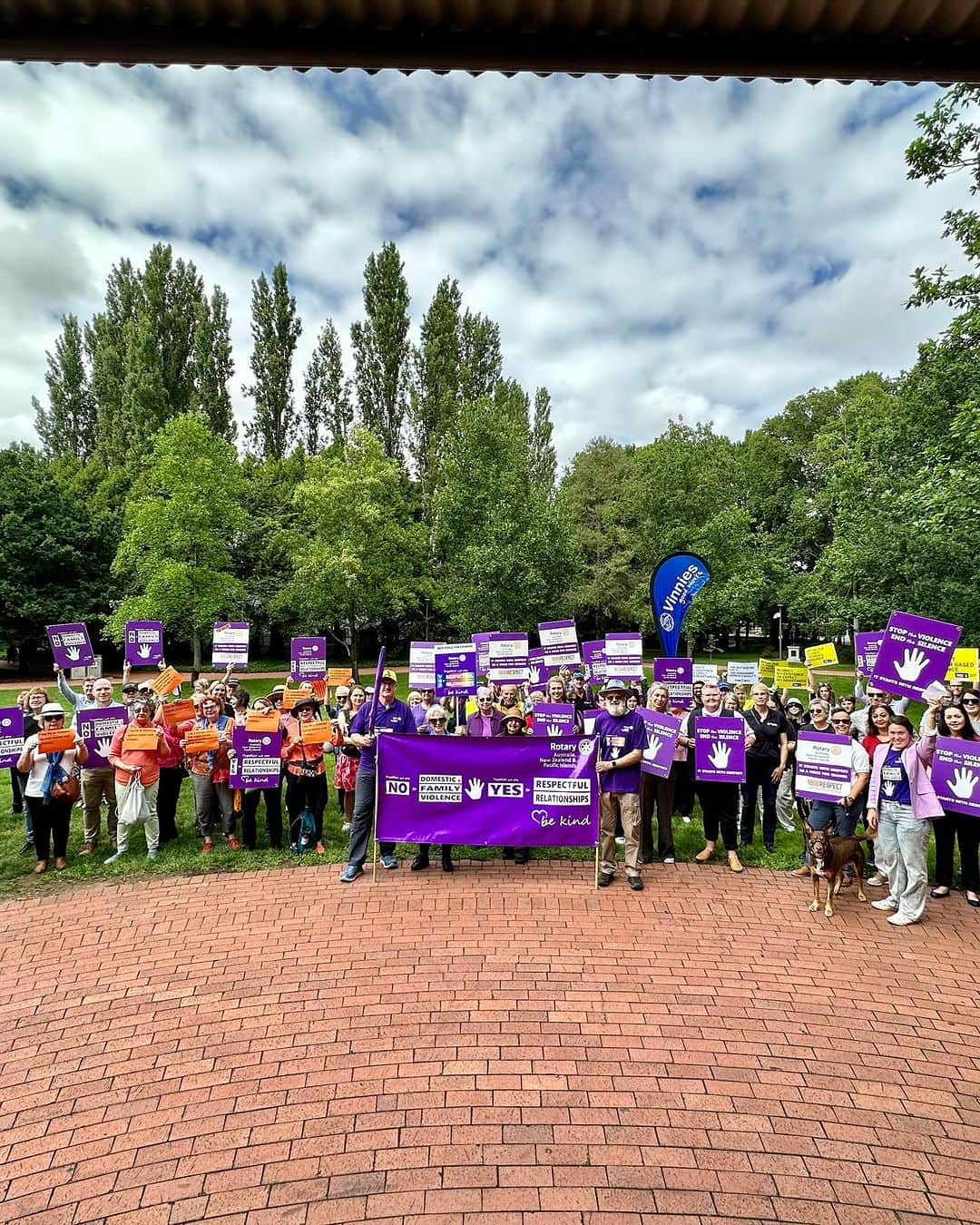 デビッド・ポーコックさんのインスタグラム写真 - (デビッド・ポーコックInstagram)「Thank you to everyone who came to march for an end to family & domestic violence this morning. And calling for more funding for services.   Thanks to Rotary & all other organisers, & to @chloe_hosking_ & Melissa Gumley for your powerful words.」12月1日 15時42分 - davidpocock