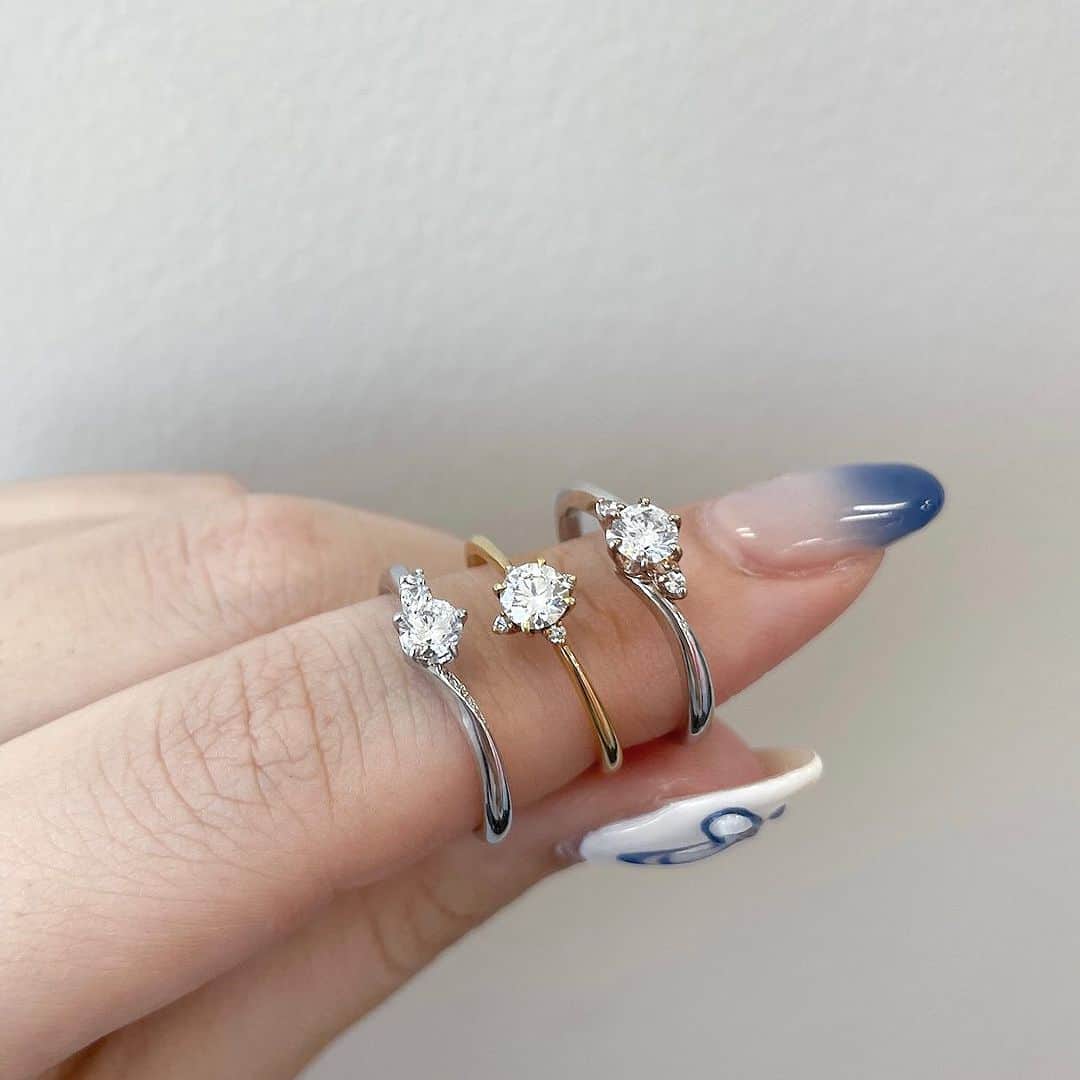 BIJOUPIKO(ビジュピコ)さんのインスタグラム写真 - (BIJOUPIKO(ビジュピコ)Instagram)「あなたは何色派？？ 婚約指輪の素材別の魅力をご紹介🪄 ． 素材にはそれぞれ特徴があります💭 ちゃんと知ってからお店に行くと、 指輪選びがより楽しくなりますよね✨ 今回はピンクゴールド/ゴールド/プラチナの 魅力をご紹介💗 ． ＊ピンクゴールド＊ 🌷素材に含まれる貴金属 銅・銀 ※含有量によって色見が変化 🌷特徴と魅力 ✔︎可愛い色が女性に人気 ✔︎肌をきれいに見せてくれる効果がある ． ＊ゴールド＊ 💫素材に含まれる貴金属 銅・銀 ※含有量によって色見が変化 💫特徴と魅力 ✔︎金といえば「イエローゴールド」のイメージがあるほどの王道カラー ✔︎ゴージャスな輝きが特徴 . ＊プラチナ＊ ✨素材に含まれる貴金属 パラジウムやルテニウム ✨特徴と魅力 ✔︎希少性の高さ ✔︎色や輝きが控えめで身に着けるシーンや服装を選ばない . 💍リング① そばにいて . ブランド：LOVE NOTES -ラブノーツ- リング名：HONEY -ハニー- 素材：K18PG×Pt950 価格：¥97,900 . リング💍② ふたりを祝う 咲き誇り輝く桜の花 . ブランド：TOWA -永遠- リング名：爛漫 -らんまん- 素材：Pt950 価格：¥74,800 . 💍リング③ 希望と憧れの象徴 . ブランド：LAPAGE -ラパージュ- リング名：Croix du Sud -南十字星- 素材：K18YG 価格：¥72,600 . ※価格は税込表記。枠代のみ。 . ． 来店特典でAmazonギフトカード3,000円分を プレゼントしています✨ ※一部店舗はケンズカフェ東京のガトーショコラ引換券プレゼント ▼来店予約はこちらから @bijoupiko_official ． ． この投稿いいねと思ったら❤️をタップ、 後から見返したいときは保存、 誰かに教えたいときにはシェアしてください🫶 . . #ビジュピコ #bijoupiko #結婚指輪 #婚約指輪 #ブライダルリング #マリッジリング #エンゲージリング #ウェディング #プロポーズ #サプライズ #指輪選び #指輪探し #結婚式準備 #結婚準備 #プレ花嫁 #プレ花嫁準備 #卒花嫁 #結婚準備 #前撮り #婚約指輪探し #結婚指輪探し #プラチナリング #ゴールドリング #プロポーズリング #サプライズプロポーズ #2023冬婚 #2024春婚 #全国のプレ花嫁さんと繋がりたい #日本中のプレ花嫁さんと繋がりたい」12月1日 17時15分 - bijoupiko_official