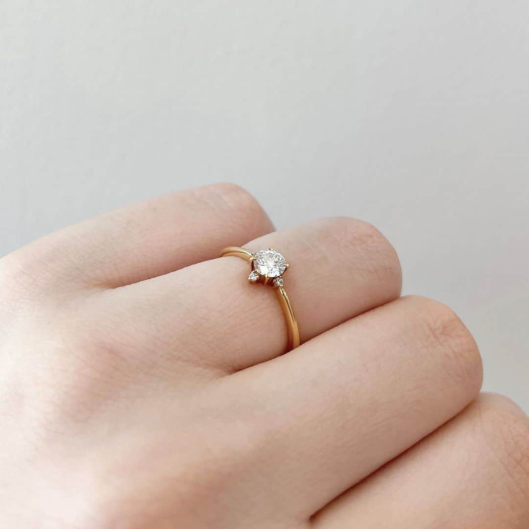 BIJOUPIKO(ビジュピコ)さんのインスタグラム写真 - (BIJOUPIKO(ビジュピコ)Instagram)「あなたは何色派？？ 婚約指輪の素材別の魅力をご紹介🪄 ． 素材にはそれぞれ特徴があります💭 ちゃんと知ってからお店に行くと、 指輪選びがより楽しくなりますよね✨ 今回はピンクゴールド/ゴールド/プラチナの 魅力をご紹介💗 ． ＊ピンクゴールド＊ 🌷素材に含まれる貴金属 銅・銀 ※含有量によって色見が変化 🌷特徴と魅力 ✔︎可愛い色が女性に人気 ✔︎肌をきれいに見せてくれる効果がある ． ＊ゴールド＊ 💫素材に含まれる貴金属 銅・銀 ※含有量によって色見が変化 💫特徴と魅力 ✔︎金といえば「イエローゴールド」のイメージがあるほどの王道カラー ✔︎ゴージャスな輝きが特徴 . ＊プラチナ＊ ✨素材に含まれる貴金属 パラジウムやルテニウム ✨特徴と魅力 ✔︎希少性の高さ ✔︎色や輝きが控えめで身に着けるシーンや服装を選ばない . 💍リング① そばにいて . ブランド：LOVE NOTES -ラブノーツ- リング名：HONEY -ハニー- 素材：K18PG×Pt950 価格：¥97,900 . リング💍② ふたりを祝う 咲き誇り輝く桜の花 . ブランド：TOWA -永遠- リング名：爛漫 -らんまん- 素材：Pt950 価格：¥74,800 . 💍リング③ 希望と憧れの象徴 . ブランド：LAPAGE -ラパージュ- リング名：Croix du Sud -南十字星- 素材：K18YG 価格：¥72,600 . ※価格は税込表記。枠代のみ。 . ． 来店特典でAmazonギフトカード3,000円分を プレゼントしています✨ ※一部店舗はケンズカフェ東京のガトーショコラ引換券プレゼント ▼来店予約はこちらから @bijoupiko_official ． ． この投稿いいねと思ったら❤️をタップ、 後から見返したいときは保存、 誰かに教えたいときにはシェアしてください🫶 . . #ビジュピコ #bijoupiko #結婚指輪 #婚約指輪 #ブライダルリング #マリッジリング #エンゲージリング #ウェディング #プロポーズ #サプライズ #指輪選び #指輪探し #結婚式準備 #結婚準備 #プレ花嫁 #プレ花嫁準備 #卒花嫁 #結婚準備 #前撮り #婚約指輪探し #結婚指輪探し #プラチナリング #ゴールドリング #プロポーズリング #サプライズプロポーズ #2023冬婚 #2024春婚 #全国のプレ花嫁さんと繋がりたい #日本中のプレ花嫁さんと繋がりたい」12月1日 17時15分 - bijoupiko_official