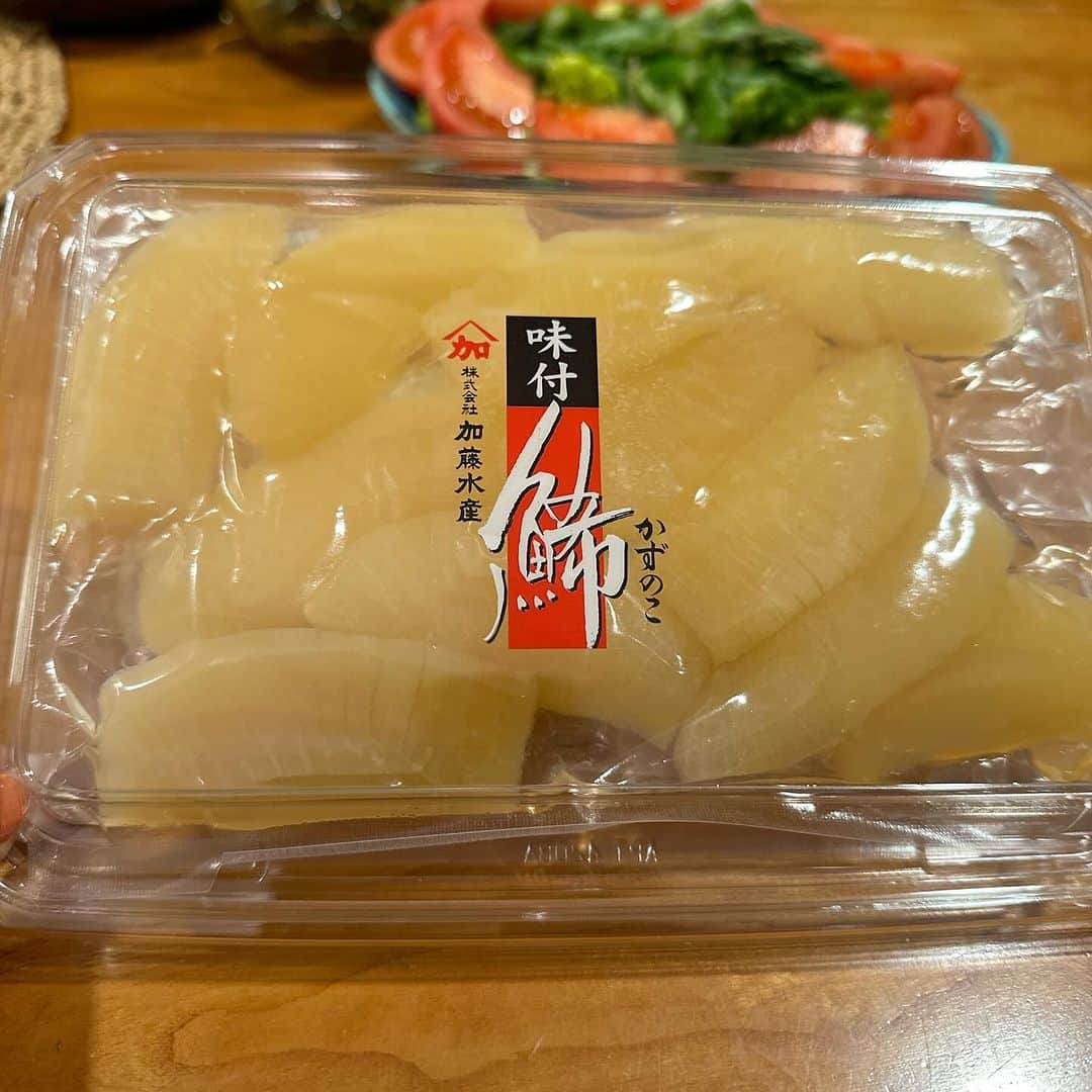 田中律子さんのインスタグラム写真 - (田中律子Instagram)「最近買ったお気に入り食材たち🤩  私のお取り寄せ定番No.1☝🏼魚耕から久しぶりに大好きな数の子❤️ @uoko_ec  2個パックで白だし味購入‼️吉幾三さんにいただいた、青森のねぶた漬けに、さらに追い数の子して贅沢ねぶた漬けにしたよーー😍プチプチはじける食感がたまりません🤤  あと、いただいたスモークチーズナッツがたまらん😍  あとは先日 WellnessTokyoのイベントで購入したオリーブオイル🫒写真4枚目、左のボトルが今年品評会で優勝したオリーブオイル✨右のボトルは今使ってるオリーブオイルでこれもオススメ💚香りもお味もたまらん、サラダにもたっぷりかけて食べるよー🥗 @yamanakaaburaten   食欲の秋…暴飲暴食に気をつけて、腹八分目でいきます🤣←気付くとお腹いっぱいw  #お取り寄せ #魚耕 #数の子  #オリーブオイル  #燻製ナッツ  #ねぶた漬け  #食欲の秋」12月1日 15時51分 - ri2kotanaka