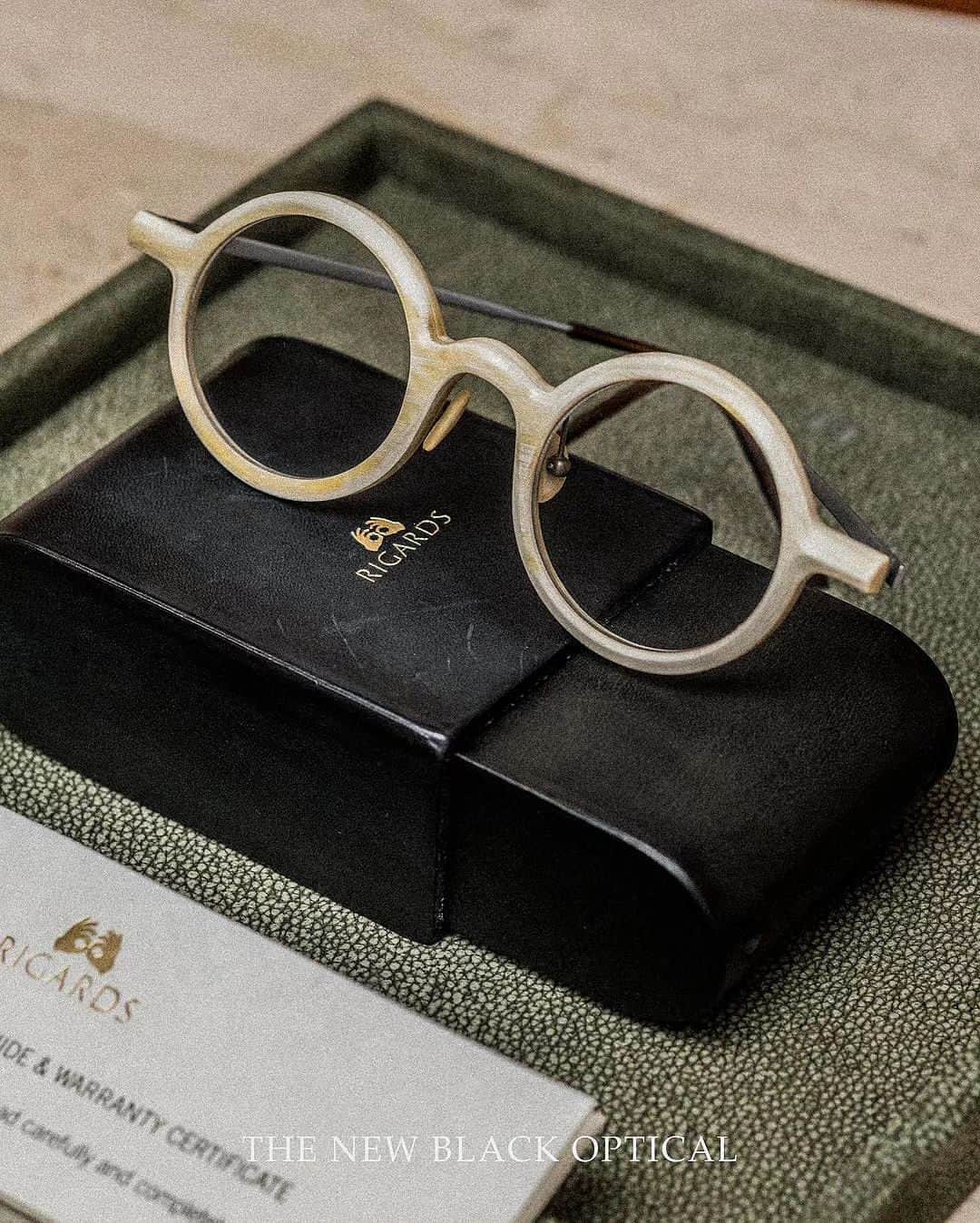 リガーズのインスタグラム：「Repost @thenewblackoptical  Don't miss the #RIGARDS Winter Showcase 2023 at the TST location starting today.  白牛角之溫潤感, 無可取代。 很高興這次Rigards能安排到他們相當標誌性的牛角鏡架, 尤其是這隻白牛角架, 因為原材料問題Rigards已經將白牛角把生產線中剔除了, 所以很有可能這一隻是短期內最後一枚Rigards的白牛角了。  Rigards X The New Black Optical 展示會2023今天開始了！  Rigards X The New Black Optical 展示會2023 日期：12月1號至12月7號 地點：The New Black Optical 尖沙咀海港城店 時間：1-830pm」