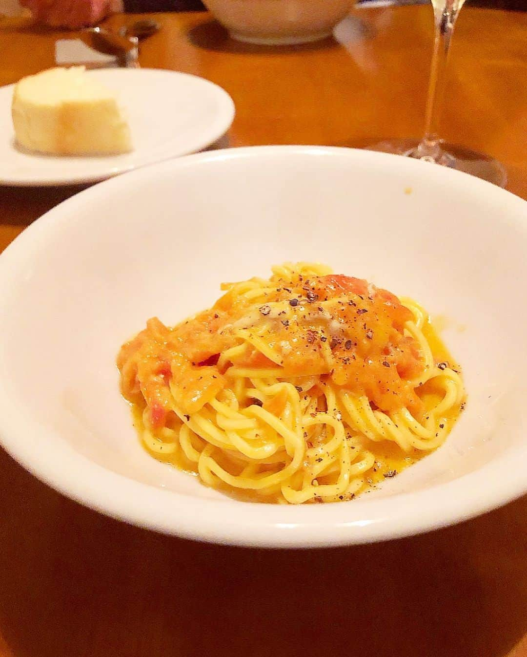 榊山敬代さんのインスタグラム写真 - (榊山敬代Instagram)「🥂🍽️… ・ この日は今年から ご縁が繋がりまし た知的なマダムと  イタリアンの お店をご紹介 いただきまし て乾杯の巻🥂  お店からシュワシュワを サービスいただきまして ありがたく頂きました時  この方とは初対面の時から 珍しく感覚の合うお方にて わたしの作品もご理解いた だき励みを頂いております  また地縁についてなど すべてはご縁で繋がっ ている眼差しを教えて くださった方で誰もは みんな今住んでいる土 地や環境とご縁がない と住まわしてくれない という興味深いお話し を伺いました時にナル ホドと腑に落ちました のは住みたい物件があ りましても住めないの はただ単に地縁がない  という理解をしますと 逆に地縁のある土地に 住まわせていただきた いなぁと物件さがしも 観え方が変わります時  わたしも愛知県は刈谷市 という土地から東京とい う知らない土地と不思議 とご縁ができましたけど  幼い頃旅行で東京に来ると 理由もなく東京いいなぁ… とただワクワクしていたこ とを思い出しますしやがて いつか東京に住んでみたい という相性の良さは感じて いたことも不思議でしたが  ではどうしたら住めるの？ という難関な現状も覚えて いますがそこで心から感じ ましたイメージは目の前の ことをがんばれば東京に行 けるよと心の片隅に響いて いてとりあえずピアノと絵 を極めれば導かれるのでは  と理由のない確信があり 小学中学ではピアノと絵 に情熱を燃やす修行にて  今振り返りますとその情熱は 偶々絵とピアノでしたが情熱 があれば在りたい環境へと導 いてくださるの哉と感じます  画像はマダムより頂戴しました オレンジワインにてお家テラス でたのしませていただきました ２枚目もいただいたお菓子にて  ３枚目から　 はこの度の  お料理フルコースの模様にて シンプルで飾らないスタイル でして素材の味を堪能でした  最後の画像では　  壁に色々なサインがあり ましたが右横あたりにて フワちゃんのサイン発見  帰り際ではシェフの方が ご挨拶にきてくださった のですが日本画家ですと ご挨拶しましたらとても 驚いてまして息子は絵が 大好きで日本画家の方に お会いするのがはじめて なのでうれしいです！と 喜びのお言葉をいただき  理解のあるお父さまに恵まれた 息子さんがたのしみなのでした  #ごちそうさまでした  #夕食 #dinner #イタリアン #Italian #地縁　 #パスタ #pasta #beef #お肉大好き #Tokyo #東京 #art #人生 #人生は素晴らしい #最近ついてる #毎日がスペシャル #人生思い出づくり #日本画家 の #外出こんなもん #心 #心もち #自問自答 #御会式桜」12月1日 15時43分 - sakakiyamatakayo