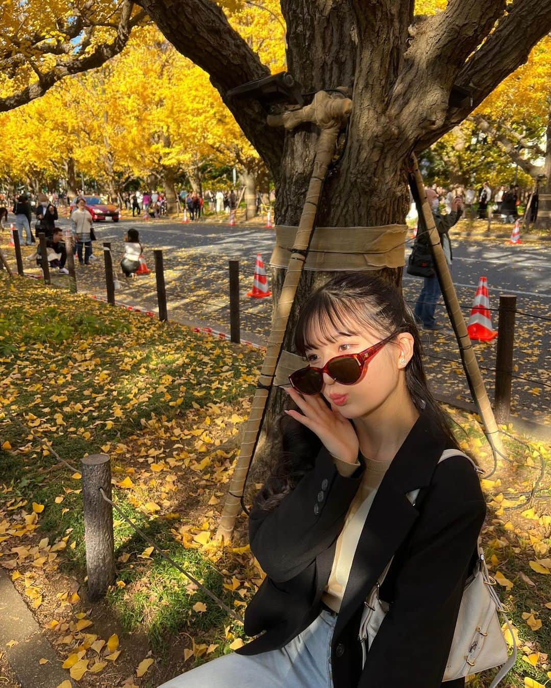 雨宮凜々子さんのインスタグラム写真 - (雨宮凜々子Instagram)「今年も紅葉を🍁 👚#calvinklein  🧥#dholic  👖#gap  👞#ugg  🧳#givenchy   多分今週あたりが見頃じゃないかな🧐  #銀杏並木 #紅葉スポット #紅葉 #海外ファッション #秋コーデ #ootd #fashion #오오티디 #일본 #도쿄 #japan #tokyo #패션그램 #코디 #팔로우 #좋아요그램 #ff #패션모델」12月1日 15時52分 - rily_.oo9