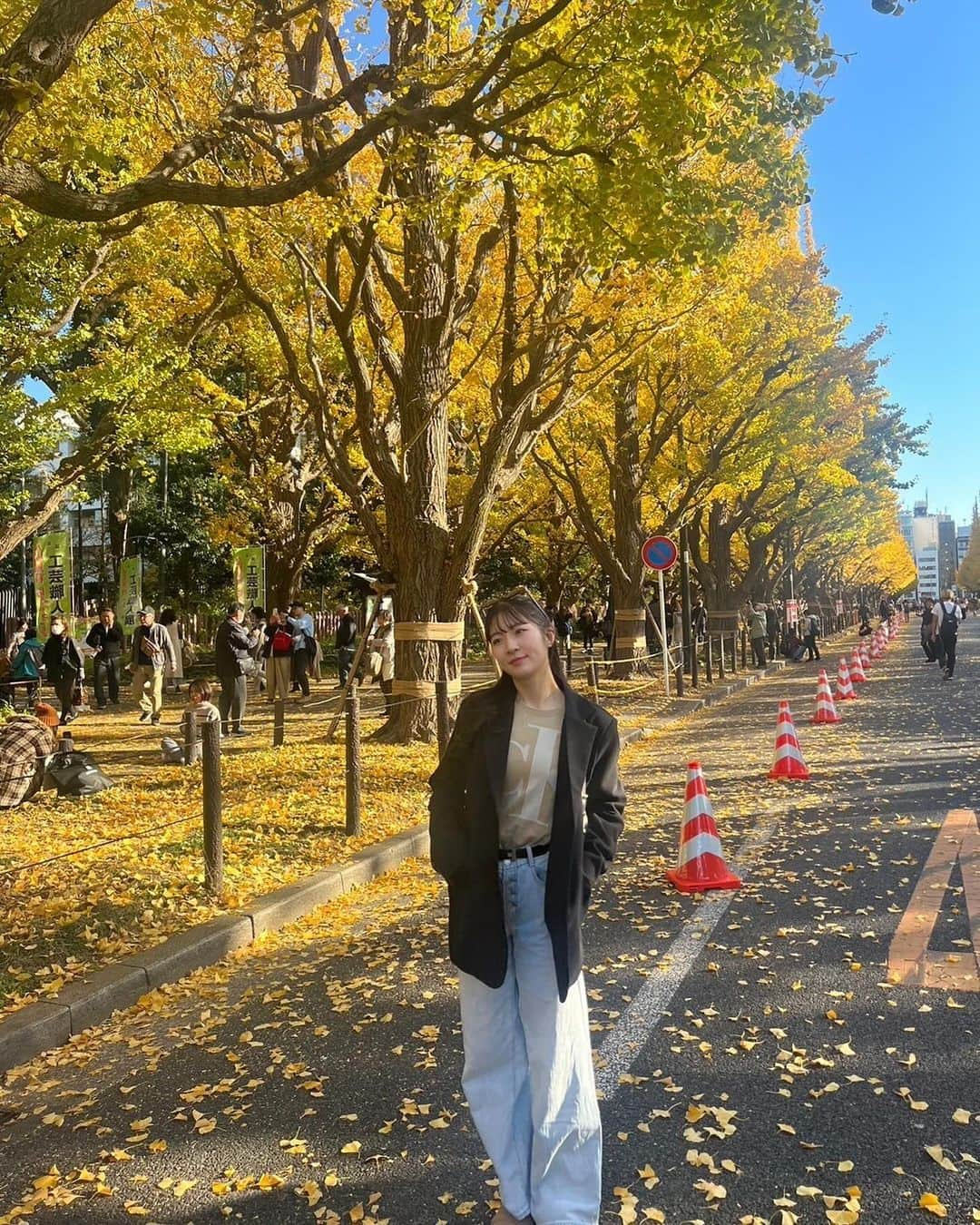 雨宮凜々子さんのインスタグラム写真 - (雨宮凜々子Instagram)「今年も紅葉を🍁 👚#calvinklein  🧥#dholic  👖#gap  👞#ugg  🧳#givenchy   多分今週あたりが見頃じゃないかな🧐  #銀杏並木 #紅葉スポット #紅葉 #海外ファッション #秋コーデ #ootd #fashion #오오티디 #일본 #도쿄 #japan #tokyo #패션그램 #코디 #팔로우 #좋아요그램 #ff #패션모델」12月1日 15時52分 - rily_.oo9