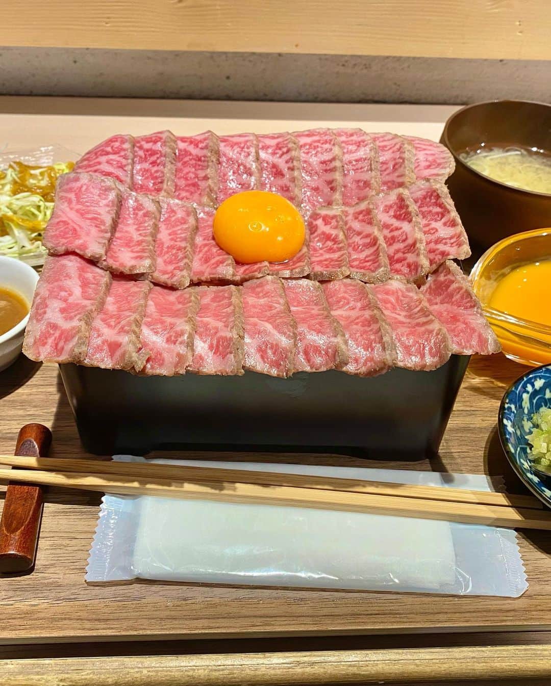 草野綾さんのインスタグラム写真 - (草野綾Instagram)「· 過ぎてしまったけど 11/29(いいにくの日)ということで🫣 · 先日はるかさん(@_lukasangram_ )と行った大好きな #ヒロキヤ 🍖❤️ · 今回は渋谷の店舗へ...✨ · 限定30食の #こぼれ生ステーキ重 を！！！！ · めっっっちゃくちゃ美味しくってご褒美lunchでした🫶 · ボリューム抜群で腹パン確定！笑 · 次はお米少なめで頼みます笑笑 ·  ——————————— 【撮影会、イベント スケジュール】 ✿2022/12/9(金)2nd写真集｢白ばらの夜｣発売🔥 ✿2/24(金)9thDVD｢VIVIE｣発売🔥 ✿12/ ✿12/6(水)20時～TikTokLIVE♪ ✿12/ ✿12/10(日)大阪チャンスバニー撮影会👯‍♀️📸 ✿12/16(土)VISCA祭🎤1日限定アイドル ✿12/17(日)自社撮影会📸🆕 ✿12/24(日)クリスマスオフ会🎄🍈 -————————————— 【雑誌、デジタル掲載情報】 ✿10/26 週刊実話 ✿10/30 週刊プレイボーイ -————————————— 【発売作品紹介】 グラビアイメージDVD ✿6thDVD「軽蔑が好きに変わるとき」竹書房 ✿7thDVD「溢れ出る感情のままに」ギルド ✿8thDVD「最高のプロポーションを持つ愛人と夢中で浮気した今年の夏」エアーコントロール ✿9thDVD 「VIVIE」2/24発売 競これ vol.1、vol.2  1st写真集「あめ色の空に」光文社 2nd写真集｢白ばらの夜｣双葉社🔥 etc : VR ✿「はじめてのVR、はじめての私。」ファンタスティカ ✿「Stop！Look！Listen！」ファンタスティカ : デジタル写真集Kindle版 ✿1st写真集｢あめ色の空に｣ ✿2nd写真集｢白ばらの夜｣ ✿山岸伸写真館｢VIVIE｣ etc -————————————— フォローしてねっ ✿Instagram ✿Twitter ✿個人YouTube「あやっちゃ!!」 ✿草野綾サブスク「あやっちゃ!!」 ✿事務所YouTube「ヴィスカチャンネル」 ✿TikTok トップ画面のリンクにまとめてあります！ -————————————— #グラビア #被写体 #肉女子 #tokyo #igers #picoftheday #picture #fashion  #photo  #gravure  #talent  #japan  #japanesegirl #instagood #photography #화보 #수영복  #凹版偶像  #寫真偶像  #偶像 #拍摄 #寫真 #攝影日記 #拍照」12月1日 15時47分 - kusano_aya