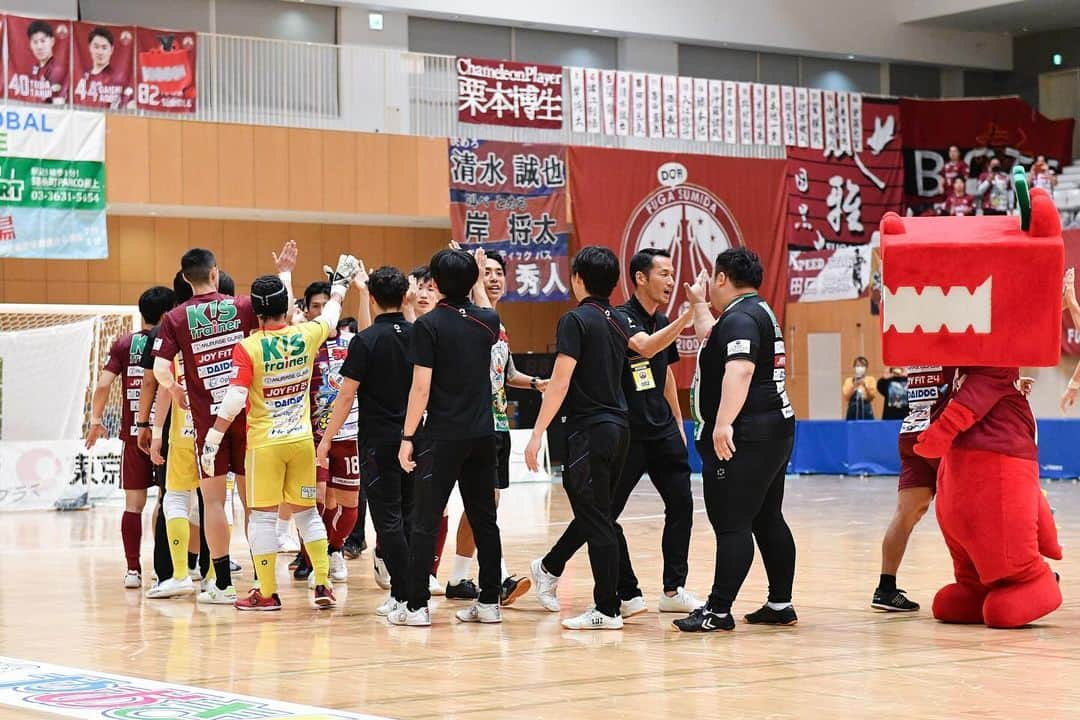 墨田区のインスタグラム：「【📣💨ガンバレ・フウガ🎊🐊】 ⚽ホームタウンチーム🏟フウガドールすみだ⚽  12月2日に、墨田区総合体育館で今シーズン最後の ホームゲームが開催されます🎅 ーーーーーーーーーーーーーーーーーーーーーーーーー 前節11月10日、バルドラール浦安戦は、残念ながら3-5で敗戦⚽ 前半7分 No.9 清水選手のパスを受けたNo.10 田口選手が反転し、キーパーの肩上に綺麗にシュート！前節に続き2得点目。 続いて8分、最近トップチームへ昇格したNo.13 西田泰人選手がデビュー戦初ゴール！前半は2-0でリード👍 しかし、後半に点数を奪われ、その後も小さなミスが重なり3分で3失点。 逆転を許し、3-5で試合終了となりました😢  次節こそ勝利が勝ち取れるよう、 みんなで応援しましょう📯 ーーーーーーーーーーーーーーーーーーーーーーーーー ■12/2 試合概要 Fリーグ ディビジョン1 第21節 フウガドールすみだ vs 名古屋オーシャンズ 【日時】12月2日(土) 16:30キックオフ ※11:00開場予定 【会場】墨田区総合体育館  ＜下記試合も共同開催＞ 13:45 フウガドールすみだレディース - エスポラーダ北海道イルネーヴェ  フウガドールすみだ 公式アカウント：@fugador_sumida  ▼試合のハイライト ▽フウガドールすみだ公式YouTubeチャンネルにて公開中します！ https://us.msgs.jp/c2/IuFz1?t1=CB&t2=3J1bx4YcLQq&t3=sZrDM  #墨田区#すみだ#sumida#東京#tokyo#わたしのすみだ自慢#これもすみだのシティプロモーション#風雅 #フウガ #フウガドールすみだ #ホームタウン #フットサル #futsal #スポーツ #sports #墨田区総合体育館 #みんなで応援 #駄菓子  #やおきん #北斎 #スミダイル #若い力 #墨田濃度 #オールすみだ #人つながる」