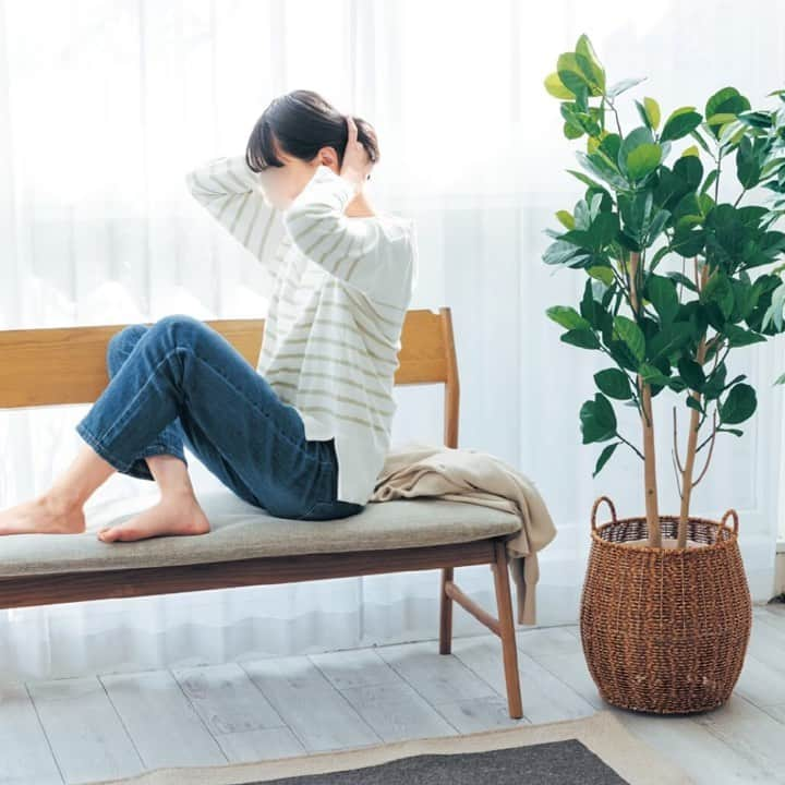 BELLEMAISON_LIFESTYLE(ベルメゾン) さんのインスタグラム写真 - (BELLEMAISON_LIFESTYLE(ベルメゾン) Instagram)「おうちにある観葉植物🌿 掃除のたびに動かすのが大変で困っている方もいるのでは？👀  コチラの鉢カバーを使えばその悩み解消 重い植木鉢もスイスイ移動できるんです👍  キャスターが裏にういているからスイスイ～ 掃除や模様替え、植物の日光浴の際もラクラク移動できちゃいます👏🏻  樹脂製だから洗えるのも嬉しいポイント でも見た目にもちゃんとこだわっているのでインテリアとも馴染みます🌿  ￣￣￣￣￣￣￣￣￣￣￣ ▼ご紹介した商品はコチラ  ✅キャスター付きで動かしやすい　洗えるラタン調の鉢カバー ※詳しい情報はショッピングタグからご確認ください   ￣￣￣￣￣￣￣￣￣￣￣ #ベルメゾン #Bellemaison  #ベルメゾンライフスタイル  #ベルメゾンインテリア #暮らし磨き #インテリア #interior #暮らしを楽しむ #丁寧な暮らし #日々の暮らし #鉢カバー #観葉植物 #インテリア #植物のある暮らし #グリーン #インテリア雑貨 #観葉植物のある暮らし #グリーンのある生活 #観葉植物インテリア #植木鉢カバー」12月1日 16時00分 - bellemaison_lifestyling