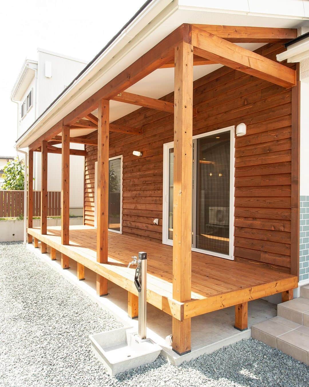fukui-kensetsuのインスタグラム：「山形市桜田西モデルハウスのカバードポーチです。  外壁に使用したレッドシダーとデッキ材を同じ塗装で仕上げて温もりのある雰囲気になりました✨  豊かなお家時間を過ごすのに良い場所になっています。  #カバードポーチ #カバードポーチのあるお家 #ウッドデッキ #外壁レッドシダー #レッドシダー外壁 #自然塗料 #自然塗料リボス #自然素材の家 #自然素材の家づくり #マイホーム  +++--------------------+++  山形暮らしの家づくり  #福井建設#山形市#工務店#注文住宅#山形注文住宅#山形の工務店#山形住宅会社  山形の風土に合った注文住宅を建設しています。  ↓プロフィール↓ @fukui_kensetsu  ↓現場のことや日常をご紹介するアカウント↓ @fukui_kensetsu_pr  お問い合わせなど、お気軽にDMしてください♪ +++--------------------+++」