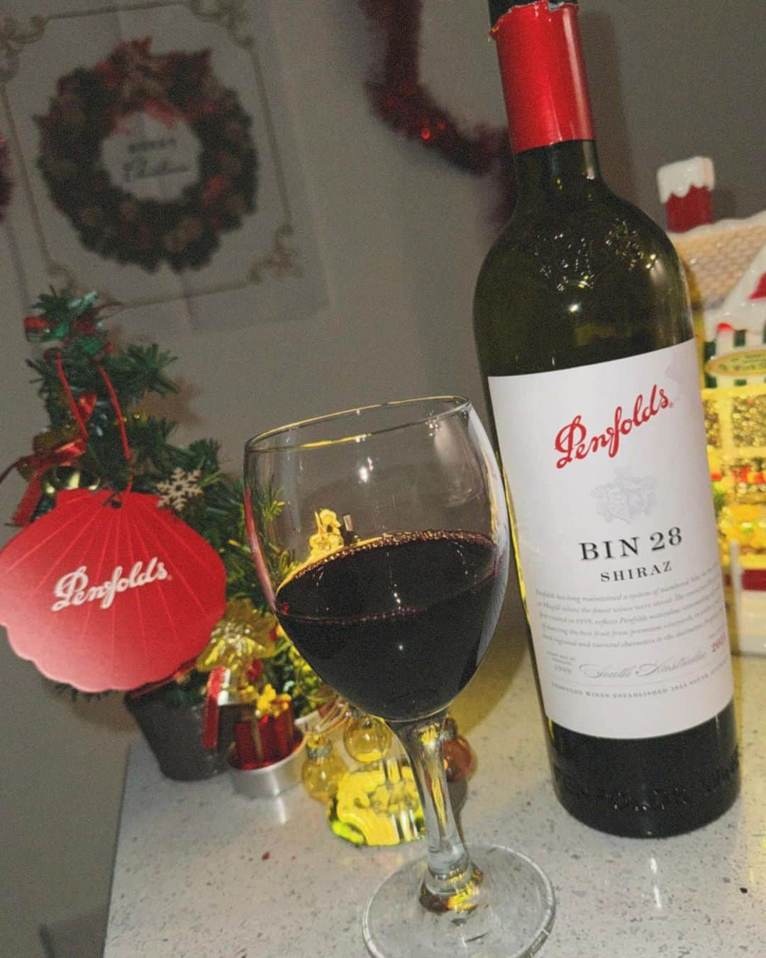 山口厚子さんのインスタグラム写真 - (山口厚子Instagram)「クリスマスシーズンの贈り物に最適な @penfolds (ペンフォールズ)のワイン❣️  一足先に家族で美味しいワインと共にディナーしました🍽️  開栓した瞬間からしっかりとした豊かな香りが広がり、 口に含むと果実たっぷりのフレッシュさと後からくるスパイシーさ。 とてもrichなワインでオトナ気分に🍷  南オーストラリアワインってこんなにも美味しいんだねって感動しながら家族で美味しく楽しく頂きました🥰🎄  今年のホリデーシーズンはペンフォールズのワインを贈って友人や大切な人との時間を楽しんでみてはいかがでしょうか?🤶✨  詳しくはpenfolds.comで❣️  #VentureBeyond」12月1日 18時58分 - atu_yaman