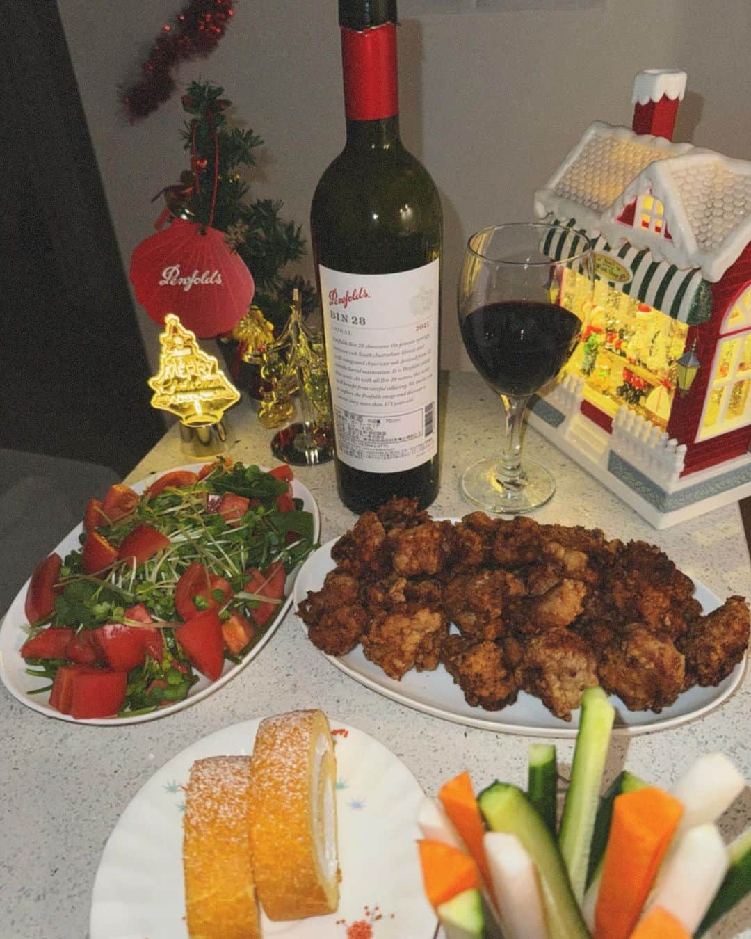 山口厚子さんのインスタグラム写真 - (山口厚子Instagram)「クリスマスシーズンの贈り物に最適な @penfolds (ペンフォールズ)のワイン❣️  一足先に家族で美味しいワインと共にディナーしました🍽️  開栓した瞬間からしっかりとした豊かな香りが広がり、 口に含むと果実たっぷりのフレッシュさと後からくるスパイシーさ。 とてもrichなワインでオトナ気分に🍷  南オーストラリアワインってこんなにも美味しいんだねって感動しながら家族で美味しく楽しく頂きました🥰🎄  今年のホリデーシーズンはペンフォールズのワインを贈って友人や大切な人との時間を楽しんでみてはいかがでしょうか?🤶✨  詳しくはpenfolds.comで❣️  #VentureBeyond」12月1日 18時58分 - atu_yaman