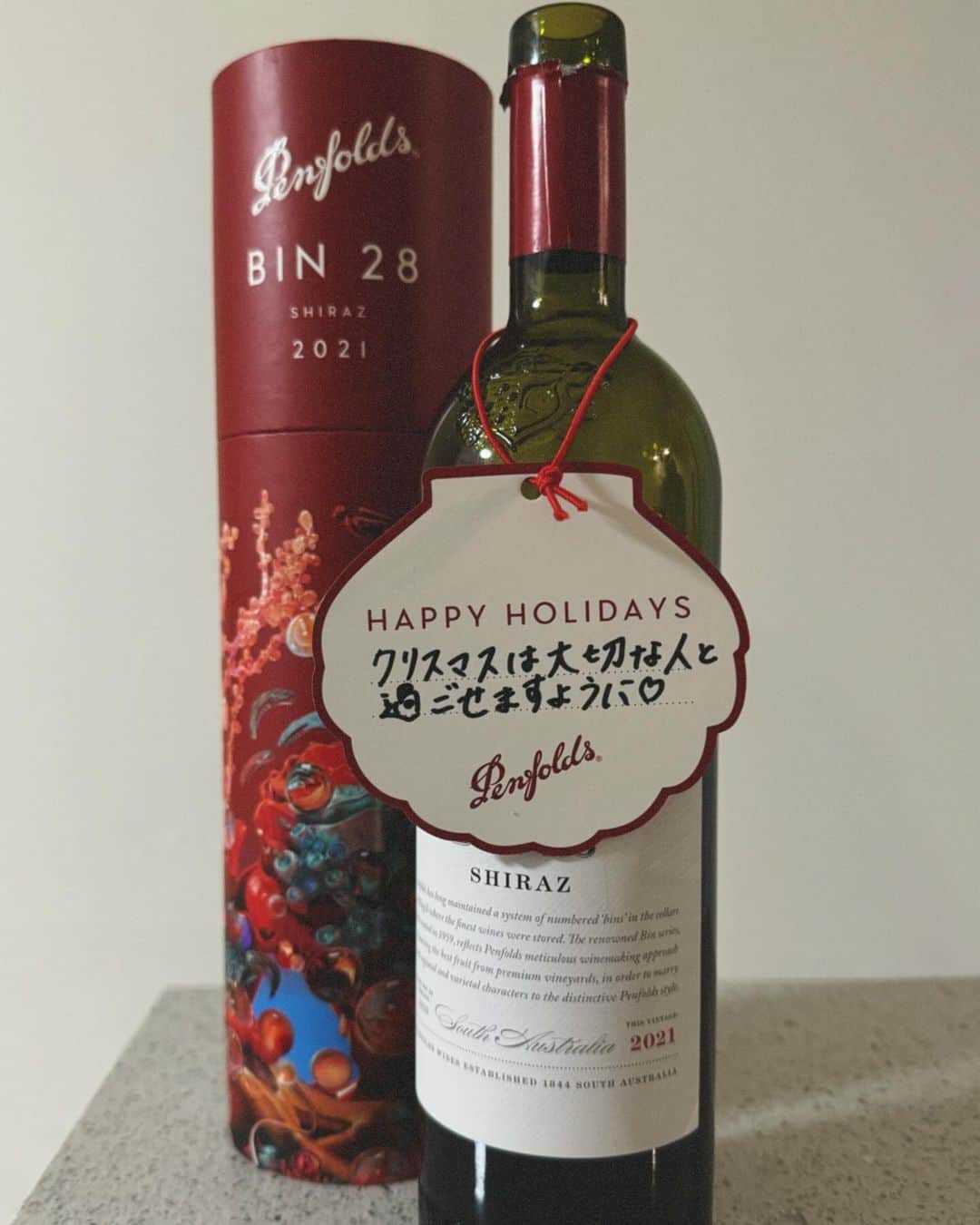 山口厚子さんのインスタグラム写真 - (山口厚子Instagram)「クリスマスシーズンの贈り物に最適な @penfolds (ペンフォールズ)のワイン❣️  一足先に家族で美味しいワインと共にディナーしました🍽️  開栓した瞬間からしっかりとした豊かな香りが広がり、 口に含むと果実たっぷりのフレッシュさと後からくるスパイシーさ。 とてもrichなワインでオトナ気分に🍷  南オーストラリアワインってこんなにも美味しいんだねって感動しながら家族で美味しく楽しく頂きました🥰🎄  今年のホリデーシーズンはペンフォールズのワインを贈って友人や大切な人との時間を楽しんでみてはいかがでしょうか?🤶✨  詳しくはpenfolds.comで❣️  #VentureBeyond」12月1日 18時58分 - atu_yaman