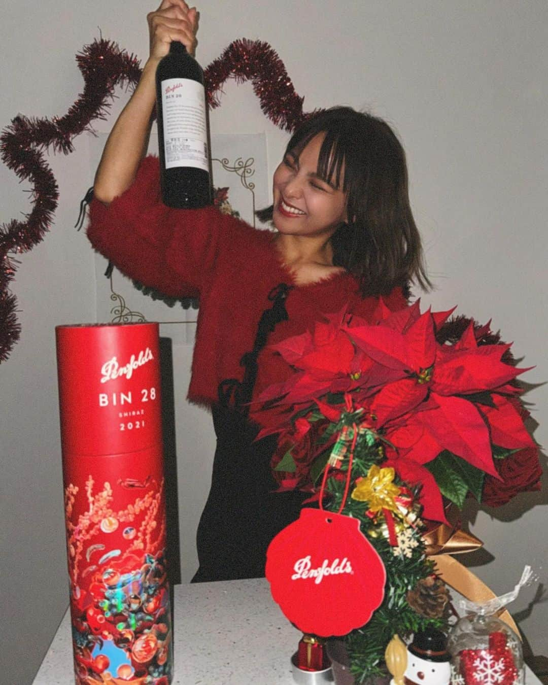 山口厚子さんのインスタグラム写真 - (山口厚子Instagram)「クリスマスシーズンの贈り物に最適な @penfolds (ペンフォールズ)のワイン❣️  一足先に家族で美味しいワインと共にディナーしました🍽️  開栓した瞬間からしっかりとした豊かな香りが広がり、 口に含むと果実たっぷりのフレッシュさと後からくるスパイシーさ。 とてもrichなワインでオトナ気分に🍷  南オーストラリアワインってこんなにも美味しいんだねって感動しながら家族で美味しく楽しく頂きました🥰🎄  今年のホリデーシーズンはペンフォールズのワインを贈って友人や大切な人との時間を楽しんでみてはいかがでしょうか?🤶✨  詳しくはpenfolds.comで❣️  #VentureBeyond」12月1日 18時58分 - atu_yaman