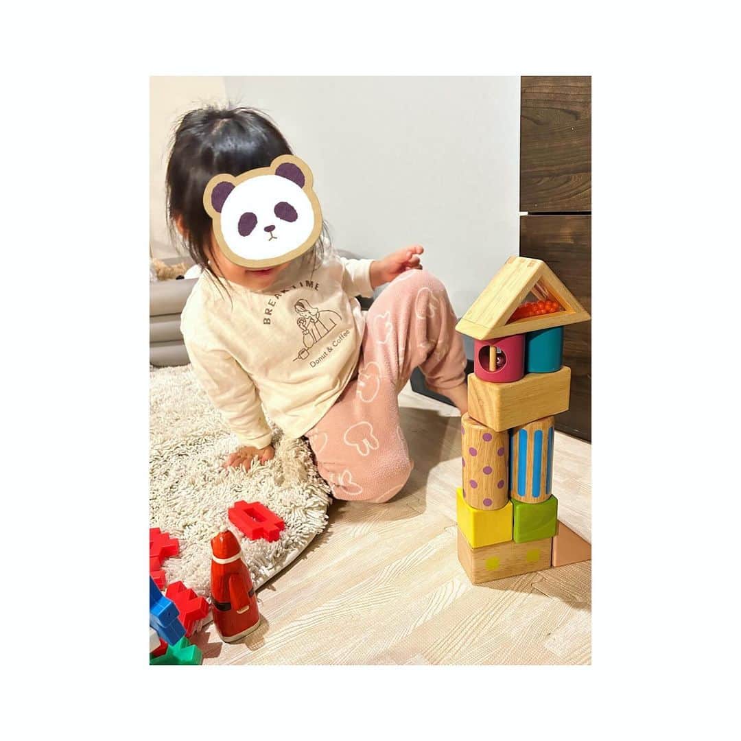 三倉茉奈のインスタグラム：「朝、何やら嬉しげに積み木を積み上げていたと思ったら、色々思うようにいかず ママやだーー！ママきらい！こっちこないで！とイヤイヤ全開でしばらく泣き叫び、、 かと思ったら、大好きなの！と…ツンデレに振り回されたw もうすぐ3歳。イヤイヤ期もまだまだ激しさを増してます。  そんなこんなで12月突入。 2023年も最後の1ヶ月ですね。 焦らず穏やかに前向きに、頑張りましょう。  #december  #2yearsold  #daughter  #terrible2」