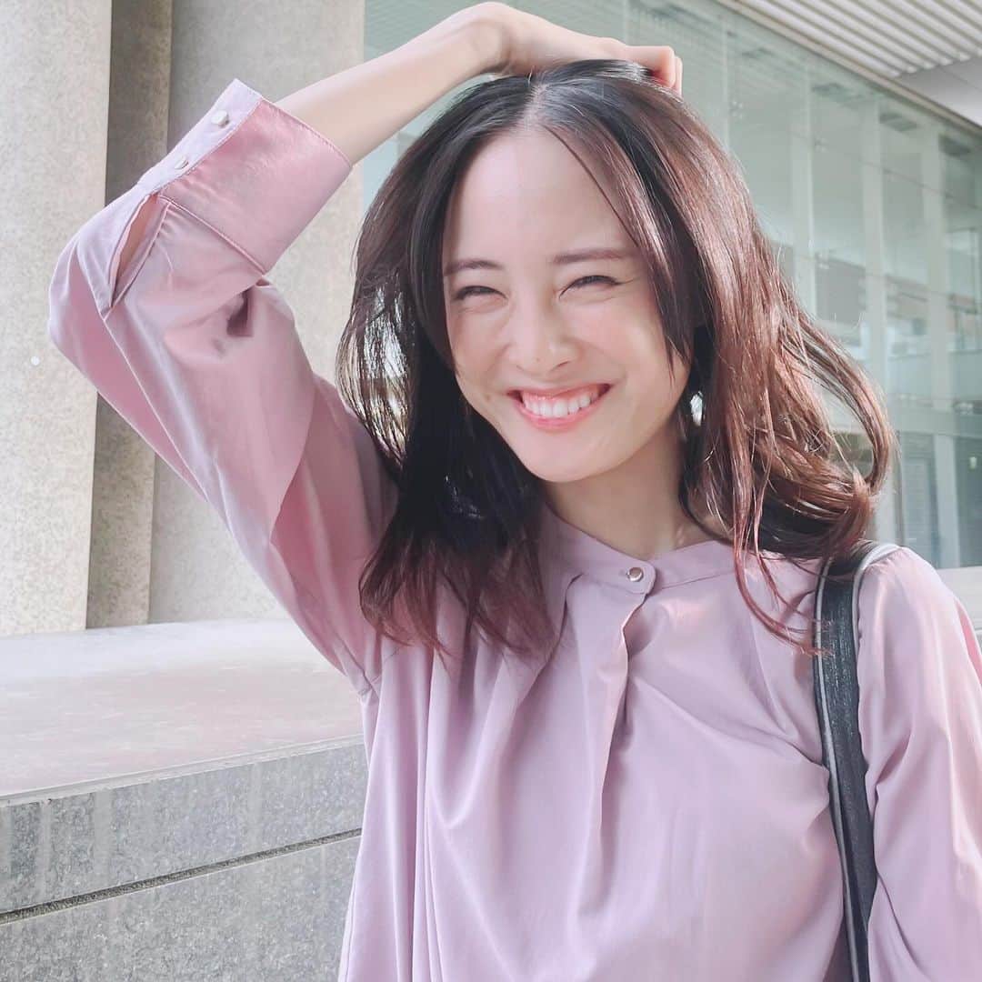 大友花恋さんのインスタグラム写真 - (大友花恋Instagram)「今夜は、ハイエナ第7話💫 7話くらいから、弁護士チームが集結シーンがググッと増えて、嬉しいなあと思いながら撮影していました。  役柄のフィルターを通して周りの環境と向き合っていく皆さんのお芝居を、間近で体感しながら私自身も挑んでいく撮影。 とてもありがたく、勉強になりました！  さて、岸田一真の逮捕という衝撃のラストを迎えた6話から、どのように物語が展開していくのか。 最終回を目前に控えた今夜も、目が離せません〜☺️ お楽しみに〜✨  きっちり結んでいた髪をほどくと、爆発ヘアの三浦です🤭」12月1日 16時01分 - karen_otomo