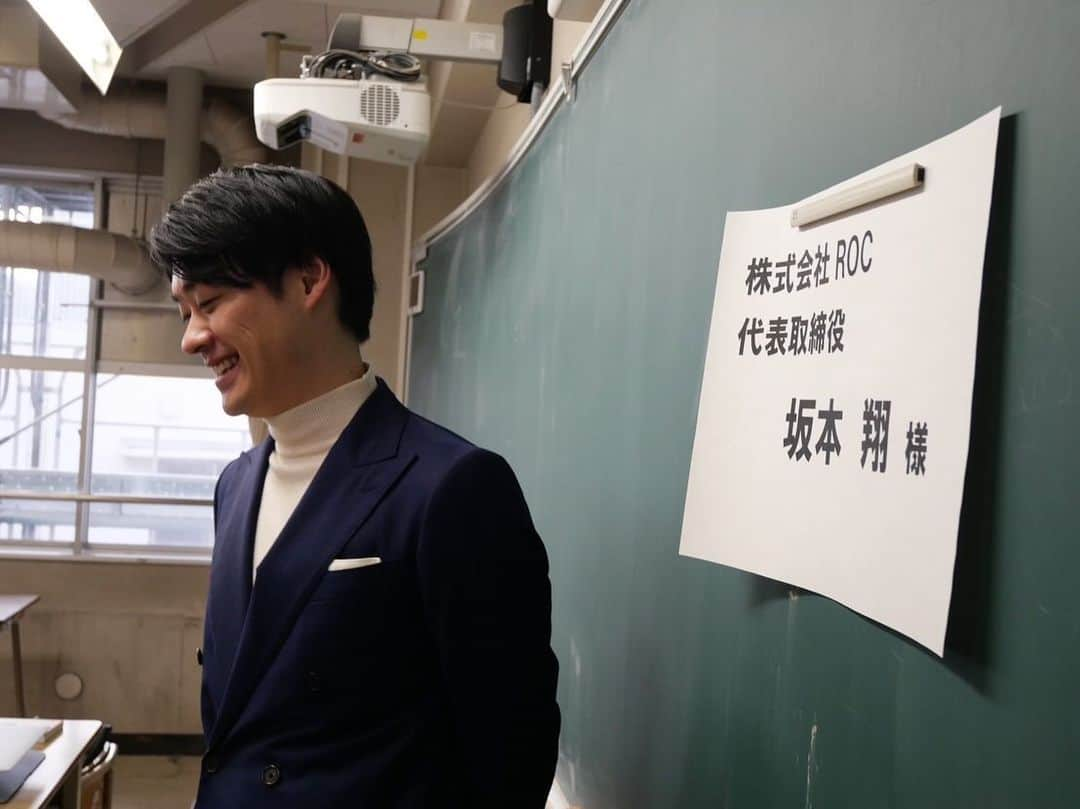 坂本翔のインスタグラム：「. 都立高校の2年生向けに講演をさせてもらった。 ⁡ 今まで大学・高校・中学といろんな年代の学生さん向けに講演させてもらったけど、毎回必ず伝えるようにしていることがある。 ⁡ それは、「夢や目標を抽象化しておくべき」ということ。 ⁡ ⁡ 自分の場合、音楽で生きていくつもりだったから、進学も就職もせずに高校を出た。 ⁡ 20歳直前にバンドが解散になり、次の道を迷っている時、「そもそもなぜバンドをしたかったんだろう」と、Whyで掘っていく内観作業をした。 ⁡ その結果、「音楽ではなく、自分の組織を作ってそれを動かすことが好きだったんだ」と気付くことができた。 ⁡ あれから13年くらい経ったけど、あの頃に至ったこの結論は間違ってなかったと思う。 ⁡ そうやって自分のやりたいことを抽象化して把握しておけると、人生の選択に迷わないし、時代に合わせつつ自分も納得感のある選択をしていける。 ⁡ ⁡ 講演後も何名かの生徒さんが寄ってきてくれて、具体的なアドバイスもできた。 ⁡ 人に良い影響を与えたくて生きてるから、それが直接的に叶えられるこういう機会は、これからも大切にしたい。 ⁡ ⁡ この場を紹介してくれたROC元社員、ありがとう！ @mo_chenglun  ⁡ ⁡ #起業 #創業者 #経営者 #高校生 #講演」