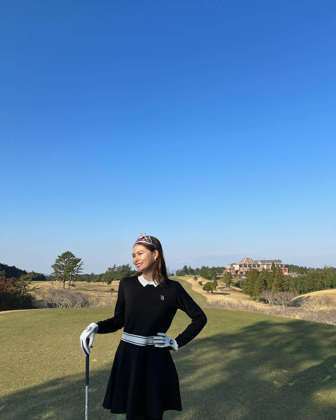 松井由貴美さんのインスタグラム写真 - (松井由貴美Instagram)「*  Birthday golf⛳️☀️ .  最終ホールだけ記念に👸  せっかくなので全ショット撮影 してもらったけど、、 .  実は3打目シャンクして もう一度打ってます🤫 (動画3.4番目) .  もちろん最初のボール採用で横から アプローチしました。笑  全然惜しくもないパターを打って 普通にダボだったけどそんなもん です🤣 .  ポカポカお天気にも恵まれて 気持ちよくラウンドできた☀️ .  新しい一年はゴルフ上達 させたいな🌈←練習しろ笑 .  #golf #👸⛳️」12月1日 16時03分 - yukimi_1122