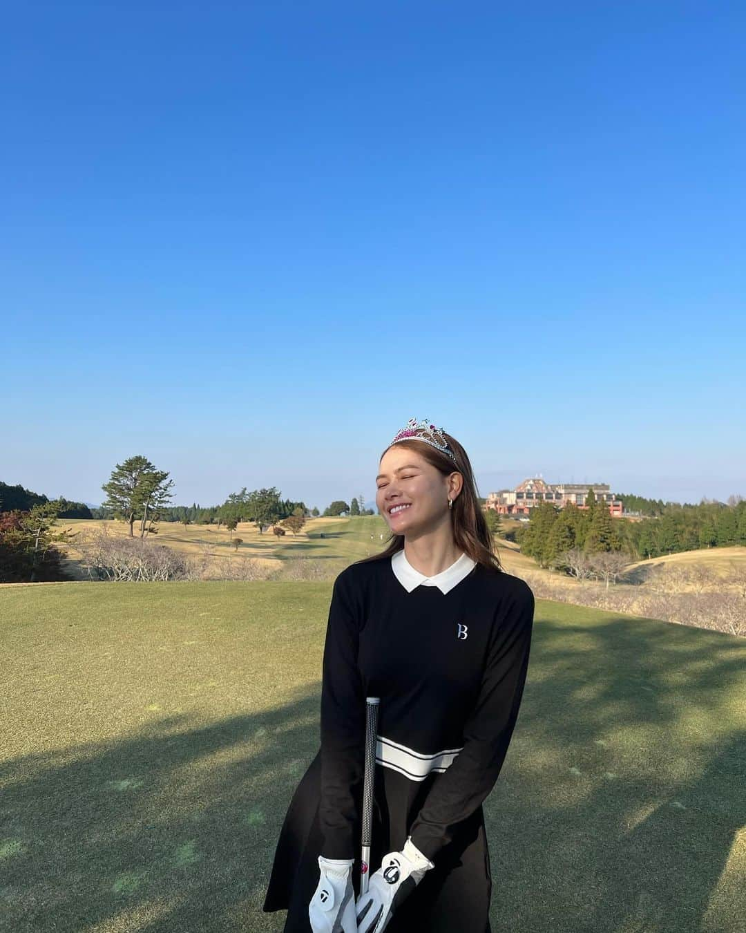 松井由貴美さんのインスタグラム写真 - (松井由貴美Instagram)「*  Birthday golf⛳️☀️ .  最終ホールだけ記念に👸  せっかくなので全ショット撮影 してもらったけど、、 .  実は3打目シャンクして もう一度打ってます🤫 (動画3.4番目) .  もちろん最初のボール採用で横から アプローチしました。笑  全然惜しくもないパターを打って 普通にダボだったけどそんなもん です🤣 .  ポカポカお天気にも恵まれて 気持ちよくラウンドできた☀️ .  新しい一年はゴルフ上達 させたいな🌈←練習しろ笑 .  #golf #👸⛳️」12月1日 16時03分 - yukimi_1122