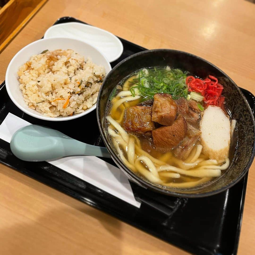 木村ひさしのインスタグラム：「最高のおっさんの昼ごはん。 沖縄そば すばる　ソーキそば＋じゅーしぃ #最高のおっさんの沖縄料理 #2024チャレンジ第一弾」