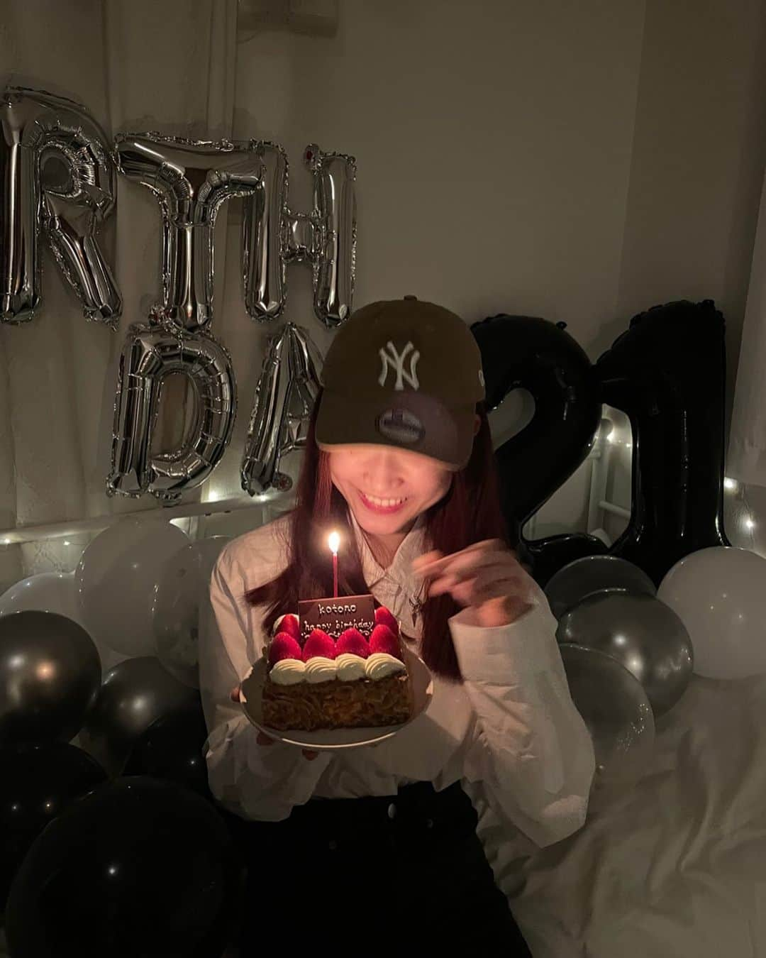 白井琴望のインスタグラム：「Happy Birthday to me🤍🤍  21歳になりました🤍🤍 いつもありがとうございます！！ DMやコメントでもお祝いメッセージをいただけて、、、 感謝の気持ちでいっぱいです🤍🤍  21歳の私もよろしくお願いします🤍🤍  そしてDJnameが決まりました！  "DJ Lyra"   です！  本日は22時10分〜GENIUS TOKYO （ @geniustokyo ）にてDJです🤍🤍 よろしくお願いします🤍🤍」