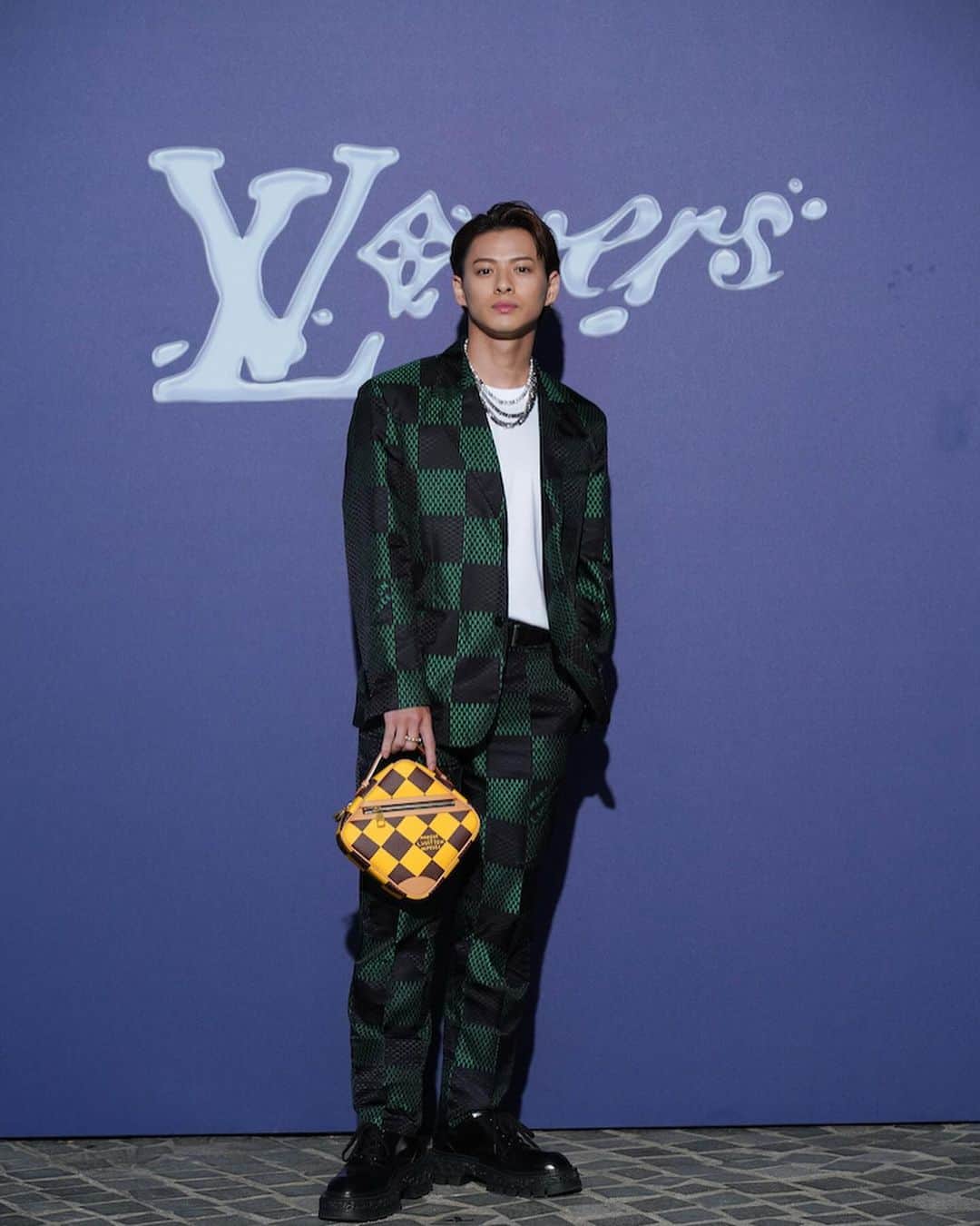 WWDジャパンさんのインスタグラム写真 - (WWDジャパンInstagram)「ファッション・ウイーク・スナップ：平野紫耀が香港でランウエイショーを鑑賞　「ルイ・ヴィトン」2024年プレ・フォール・メンズ・コレクション  「ルイ・ヴィトン（LOUIS VUITTON）」は11月30日、香港で2024年プレ・フォール・メンズ・コレクションを発表した。  同コレクションは、メンズ クリエイティブ・ディレクターのファレル・ウィリアムス（Pharrell Williams）が手掛ける2回目のショーとなる。会場には歌手の平野紫耀が、「ルイ・ヴィトン」24年春夏メンズ・コレクションのセットアップを着用して出席した。  ファッションショーへの出席が初めてとの平野は、「会場の装飾、登場したルック、そして最後の上空の演出まで、瞬きを忘れてしまうくらい素敵なショーでした。音楽とファッションが完璧にマッチしていて、その相乗効果に感動。どのルックも好みのものばかりでした。ファレル・ウィリアムスが生み出す新しいコレクションを観ることができ、終始魅了されました」と語った。  詳細は @wwd_jp プロフィールのリンクから  #LOUISVUITTON#ルイヴィトン#fashion#fashioncollection#fashionshow#平野紫耀#ShoHirano#hiranosho#香港  #Hongkong#LVMenPreFall24#PharrellWillians#numberi#lv」12月1日 16時07分 - wwd_jp