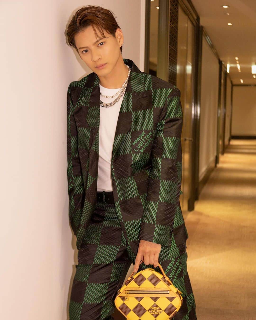 WWDジャパンさんのインスタグラム写真 - (WWDジャパンInstagram)「ファッション・ウイーク・スナップ：平野紫耀が香港でランウエイショーを鑑賞　「ルイ・ヴィトン」2024年プレ・フォール・メンズ・コレクション  「ルイ・ヴィトン（LOUIS VUITTON）」は11月30日、香港で2024年プレ・フォール・メンズ・コレクションを発表した。  同コレクションは、メンズ クリエイティブ・ディレクターのファレル・ウィリアムス（Pharrell Williams）が手掛ける2回目のショーとなる。会場には歌手の平野紫耀が、「ルイ・ヴィトン」24年春夏メンズ・コレクションのセットアップを着用して出席した。  ファッションショーへの出席が初めてとの平野は、「会場の装飾、登場したルック、そして最後の上空の演出まで、瞬きを忘れてしまうくらい素敵なショーでした。音楽とファッションが完璧にマッチしていて、その相乗効果に感動。どのルックも好みのものばかりでした。ファレル・ウィリアムスが生み出す新しいコレクションを観ることができ、終始魅了されました」と語った。  詳細は @wwd_jp プロフィールのリンクから  #LOUISVUITTON#ルイヴィトン#fashion#fashioncollection#fashionshow#平野紫耀#ShoHirano#hiranosho#香港  #Hongkong#LVMenPreFall24#PharrellWillians#numberi#lv」12月1日 16時07分 - wwd_jp