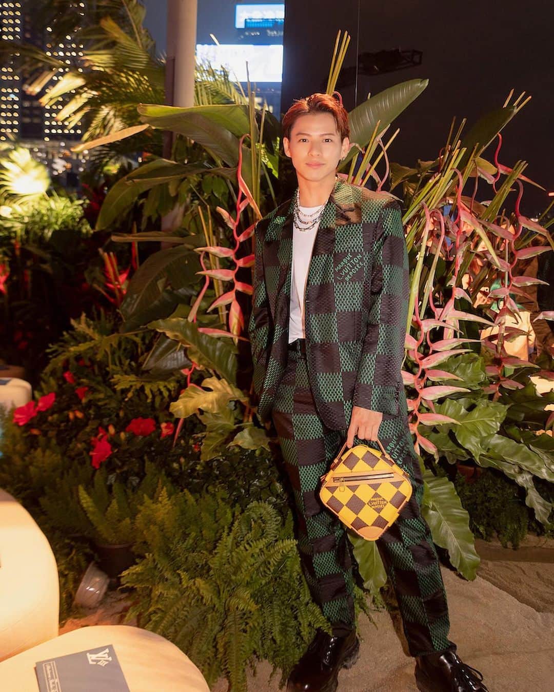 WWDジャパンさんのインスタグラム写真 - (WWDジャパンInstagram)「ファッション・ウイーク・スナップ：平野紫耀が香港でランウエイショーを鑑賞　「ルイ・ヴィトン」2024年プレ・フォール・メンズ・コレクション  「ルイ・ヴィトン（LOUIS VUITTON）」は11月30日、香港で2024年プレ・フォール・メンズ・コレクションを発表した。  同コレクションは、メンズ クリエイティブ・ディレクターのファレル・ウィリアムス（Pharrell Williams）が手掛ける2回目のショーとなる。会場には歌手の平野紫耀が、「ルイ・ヴィトン」24年春夏メンズ・コレクションのセットアップを着用して出席した。  ファッションショーへの出席が初めてとの平野は、「会場の装飾、登場したルック、そして最後の上空の演出まで、瞬きを忘れてしまうくらい素敵なショーでした。音楽とファッションが完璧にマッチしていて、その相乗効果に感動。どのルックも好みのものばかりでした。ファレル・ウィリアムスが生み出す新しいコレクションを観ることができ、終始魅了されました」と語った。  詳細は @wwd_jp プロフィールのリンクから  #LOUISVUITTON#ルイヴィトン#fashion#fashioncollection#fashionshow#平野紫耀#ShoHirano#hiranosho#香港  #Hongkong#LVMenPreFall24#PharrellWillians#numberi#lv」12月1日 16時07分 - wwd_jp