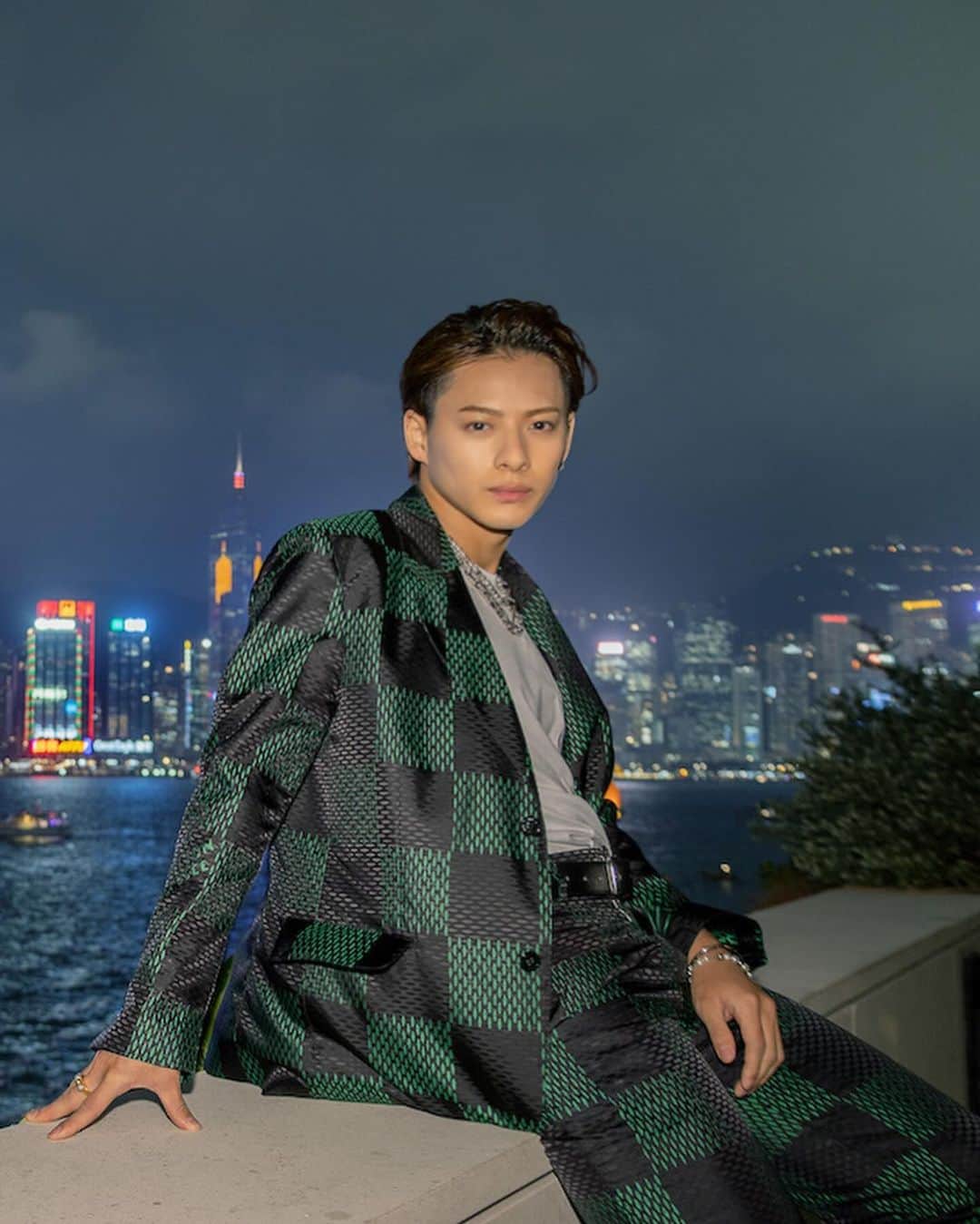 WWDジャパンのインスタグラム：「ファッション・ウイーク・スナップ：平野紫耀が香港でランウエイショーを鑑賞　「ルイ・ヴィトン」2024年プレ・フォール・メンズ・コレクション  「ルイ・ヴィトン（LOUIS VUITTON）」は11月30日、香港で2024年プレ・フォール・メンズ・コレクションを発表した。  同コレクションは、メンズ クリエイティブ・ディレクターのファレル・ウィリアムス（Pharrell Williams）が手掛ける2回目のショーとなる。会場には歌手の平野紫耀が、「ルイ・ヴィトン」24年春夏メンズ・コレクションのセットアップを着用して出席した。  ファッションショーへの出席が初めてとの平野は、「会場の装飾、登場したルック、そして最後の上空の演出まで、瞬きを忘れてしまうくらい素敵なショーでした。音楽とファッションが完璧にマッチしていて、その相乗効果に感動。どのルックも好みのものばかりでした。ファレル・ウィリアムスが生み出す新しいコレクションを観ることができ、終始魅了されました」と語った。  詳細は @wwd_jp プロフィールのリンクから  #LOUISVUITTON#ルイヴィトン#fashion#fashioncollection#fashionshow#平野紫耀#ShoHirano#hiranosho#香港  #Hongkong#LVMenPreFall24#PharrellWillians#numberi#lv」