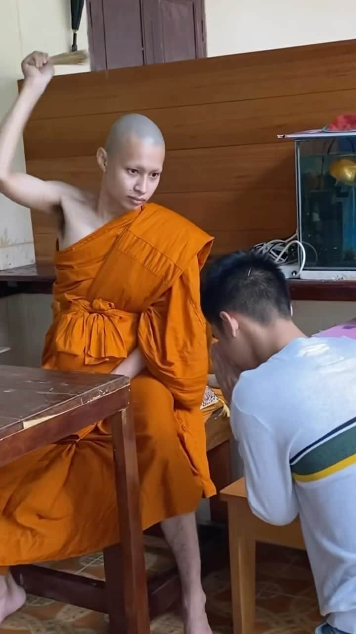 Earth Picsのインスタグラム：「@gunnypsn - A Buddhist monks offer water blessings as part of their tradition. They dip sticks in water and sprinkle it over people. Some individuals also receive a gentle pat on the head during this ritual.」