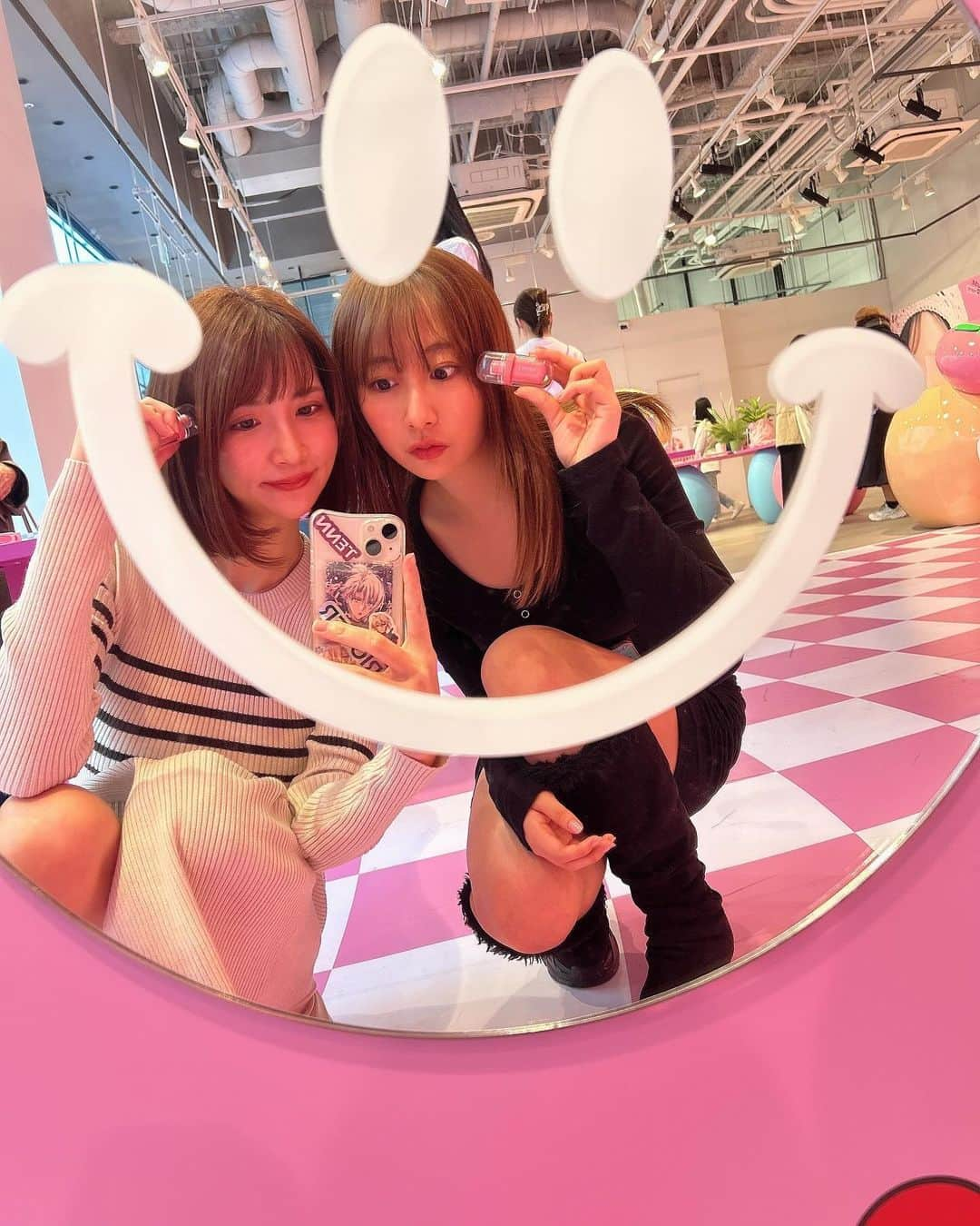 足立華さんのインスタグラム写真 - (足立華Instagram)「AMUSEのポップアップイベント行ってきた🥺  リップ色も可愛くて🩷塗るとくちびるがちゅるんってなってかわいい😍 色気のある唇になれる😜  #AMUSE #アミューズ　#ビーガンメイク　#ジェルフィットティント　#pr」12月1日 16時18分 - hana__sakurai