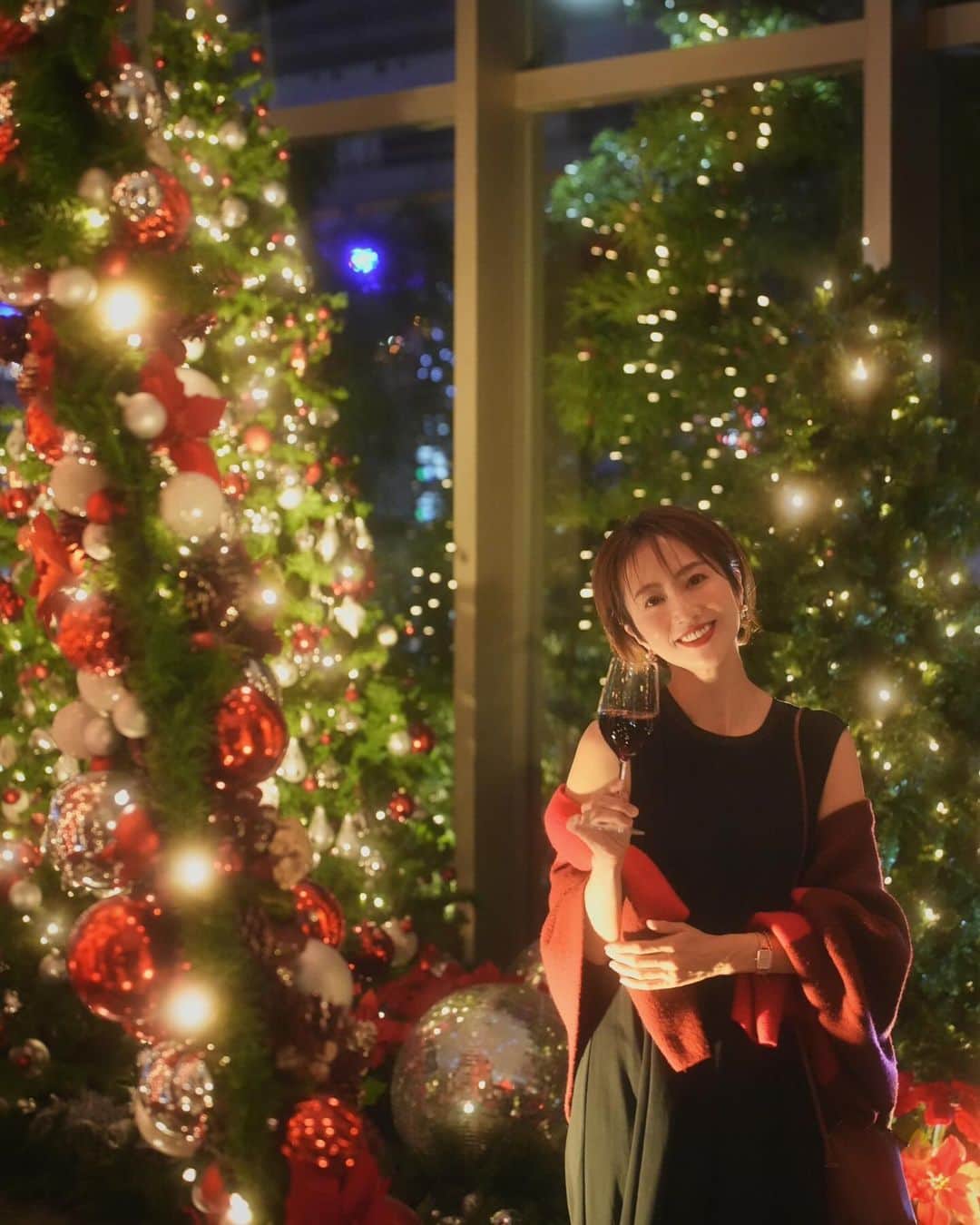 渡辺由布子のインスタグラム：「🎄♥️  Hello December!  息つく暇もなく12月！  今年最初のクリスマスパーティーはグラハイでした。4年ぶりの開催ということで例年にも増してゴージャスに。  グランドハイアット東京のロビーエリアには、“Grand Love”をテーマに、赤やゴールドに包まれたクリスマスデコレーションが登場。 開業20周年を記念した20個のハートのモチーフも♡  ホテルメイドのシュトーレンや、ハイアットオリジナルワインを詰め合わせたチャリティーハンパーはクリスマスギフトやパーティーに最適🎁  ホテルで排出されたワインやシャンパンのコルク栓をアップサイクルして作られたオーナメントの販売や、皆さんのSNS投稿が募金に繋がるプログラムなど、さまざまな形でチャリティー活度に参加できるのも魅力。  期間: 2023年11月11日(土)-12月25日(月) 場所: 1階ロビーエリア  #グランドハイアット #グランドハイアット東京 #クリスマスツリー #イルミネーション #クリパ #PR #grandhyatt #grandhyatttokyo #holidayseason #Illumination #partynight #christmas #christmasparty #xmas #xmasparty #christmastree #festive #luxuryhotel #winelover #カリフォルニアワイン #のんべえ #GrandLove2023   🏷 GRAND HYATT TOKYO  📍 @grandhyatttokyo 🗾 #Roppongi (#六本木 ）#TOKYO (#東京 ) 🌎 #🇯🇵 #Japan (#日本 )」