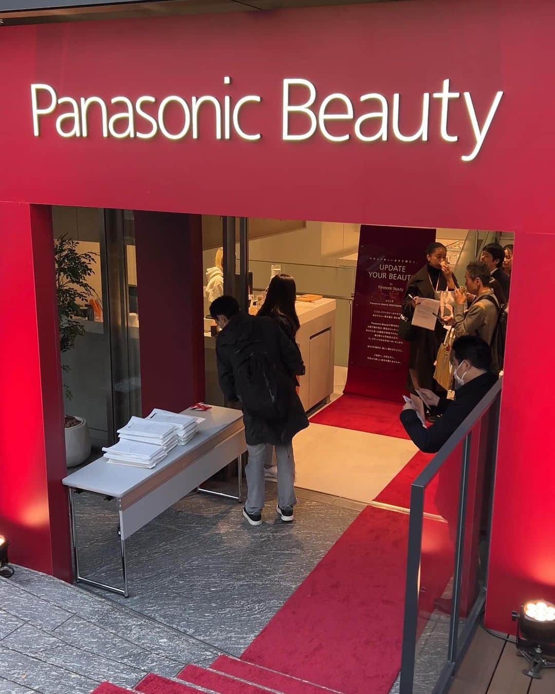 Domani編集部公式アカウントのインスタグラム：「Panasonic Beauty OMOTESANDOで現在開催中のホリデーシーズン限定イベント「今年より美しい来年を贈ろう。UPDATE YOUR BEAUTY」に行ってきました🎄✨  こちらではパナソニックの人気美容機器や分析ツールが体験できます。今なら期間限定で、2つのコースが体験できるキャンペーンも実施中💖  ＼期間限定2つのコース／ ◆SPECIALコース（当日予約制・所要時間約60分） まずは肌＆ヘア分析で自分のコンディションを確認。美容のプロであるコンシェルジュが、1対1で自分に合った最新のビューティケアを提案！ 美容機器やコスメを使って、40分間じっくりとお試し体験をすることもできます✨  ◆QUICKコース（予約不要・所要時間約15分） タブレットで簡単な質問に答えるだけで、肌悩みに合う美容アイテムを提案してくれます！オススメされたアイテムはもちろん、パナソニックの美容機器を自由に試せるスタンディング体験コーナーが嬉しい❤️  ホリーデーシーズン限定の店内はクリスマス仕様で、幻想的なフォトスポットも登場。特別仕様のツリーにオーナメントの飾り付けをすることもできます🎄ホリデー気分が高まる空間で、今年1年頑張った自分の肌やヘアにもご褒美をあげませんか？  編集部・阿部はパナソニック独自の分析ツール「髪キレイ」を体験！写真を撮るだけで髪の状態を詳しく分析してくれます。なんと自分では気づかなかった髪のうねりが…。というわけで、早速ヘアケアアイテムを物色中。ケア見直しのいいきっかけになってくれました♪美容モチベがアップすること間違いなし。  入場無料なので、表参道にいらした際はぜひ立ち寄ってみてくださいね。  「今年より美しい来年を贈ろう。UPDATE YOUR BEAUTY」 開催期間：2023年11月30日（木）〜12月30日（土） 会場：東京都渋谷区神宮前4-3-3 バルビゾン7 【営業時間】 月〜木 11：00〜19：00 ※12月25日（月）は20：00まで 金土日 11：00〜20：00 ※12月29日（金)、30日（土）は19：00まで 【予約】 SPECIALコース：当日受付にて整理券を配布 QUICKコース：予約不要  #パナソニック#パナソニックビューティ #パナソニックビューティ表参道 #表参道 #updateyourbeauty #Panasonic#Panasonicbeauty#ヘアドライヤー #ヘアケア #スキンケア #クリスマス #クリスマスイベント」
