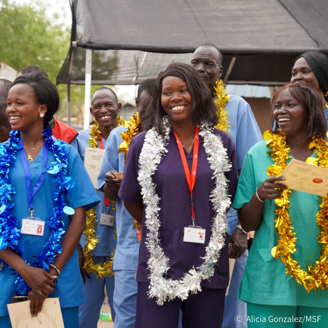 国境なき医師団さんのインスタグラム写真 - (国境なき医師団Instagram)「【国境なき医師団と南スーダン──希望を捨てず、逆境に立ち向かってきた40年】  国境なき医師団（MSF）が、南スーダン一帯で活動を開始して今年で40年となりました。南スーダンは、2011年に独立した「世界で最も新しい国」です。  MSFは、独立前を含む40年にわたって、南スーダン一帯において、人道援助の最前線に立ち、紛争、病気に見舞われた人びと、避難民たちの救命医療援助に当たってきました。MSFにとって、この40年は、南スーダンの人びとが困難から立ち上がることに助力し続けてきた40年でした。  紛争、避難民、気候変動など、現在も南スーダンはさまざまな課題に直面しています。MSFは今後も同国への対応に力を尽くしていきます。 ・ ・ ・ 📷写真 1枚目▶避難民キャンプにて予防接種を呼びかけるMSFのスタッフ 2枚目▶浸水地域で家財道具を運ぶ女性たち 3枚目▶MSFの病院で治療を受けた後、飛行機で故郷に戻る南スーダンの女性 4枚目▶MSFが運営する「MSFヘルスケア・アカデミー」に参加した人びとの卒業式。ここでは現地採用の医療スタッフを対象に、研修活動を実施している  👇詳しい記事はプロフィールのリンクからウェブサイト「活動ニュース」へ @msf_japan  #国境なき医師団 #MSF #南スーダン #医療援助 #人道援助」12月1日 17時30分 - msf_japan
