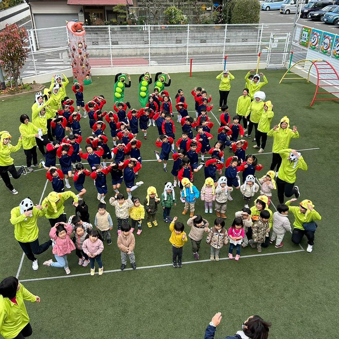 愛媛朝日テレビ アナウンサーさんのインスタグラム写真 - (愛媛朝日テレビ アナウンサーInstagram)「今日は松山市の『認定こども園 ジャックと豆の木園』に撮影へ👧👦 Jチャンえひめ動物企画 「アニマルど～こだ」のタイトルコールや お天気フィラー、「地元を愛す。」ダンス、 愛媛の背中男とのSNS撮影盛り上がりました！ 先生方のダンスもキレキレ🕺 可愛い園児の皆さんと先生のダンス動画は 随時eat愛媛朝日テレビTikTok部アカウントでアップされますのでお楽しみに。  ジャックと豆の木園の皆さんありがとうございました!!  #愛媛朝日テレビ #eat #地元を愛す。 #ジャックと豆の木園 #松山市 #愛媛の背中男 #jin #eatフレンズ @jinjin_dc @jackjackbeans」12月1日 16時24分 - eat_5ch