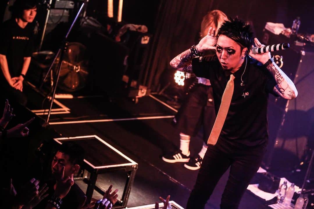 MAH のインスタグラム：「SiM “PLAYDEAD” WORLD TOUR SEASON 1 in 🇯🇵 Day 17 at Saga GEILS.  #SiM #PLAYDEAD #ROTTENGRAFFTY  📷 @koheisuzukiphoto」